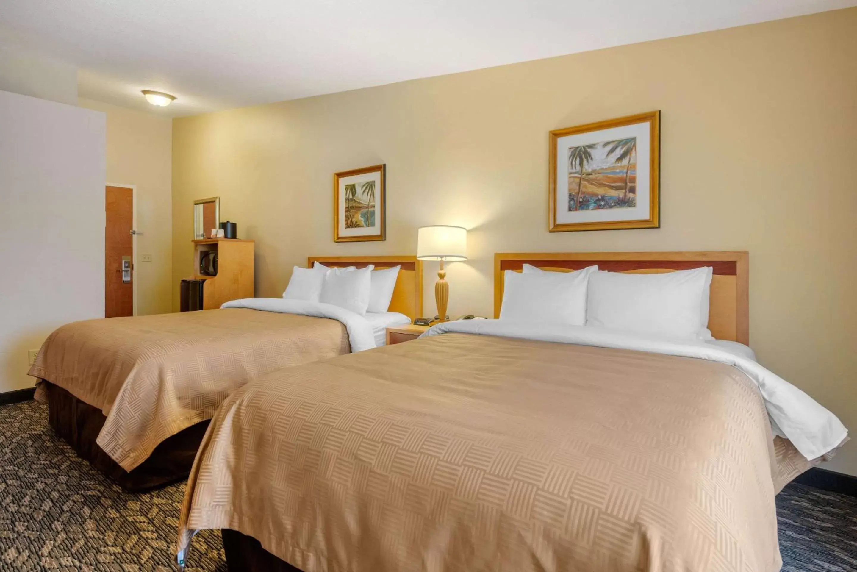 Photo of the whole room, Bed in Clarion Inn Ormond Beach at Destination Daytona
