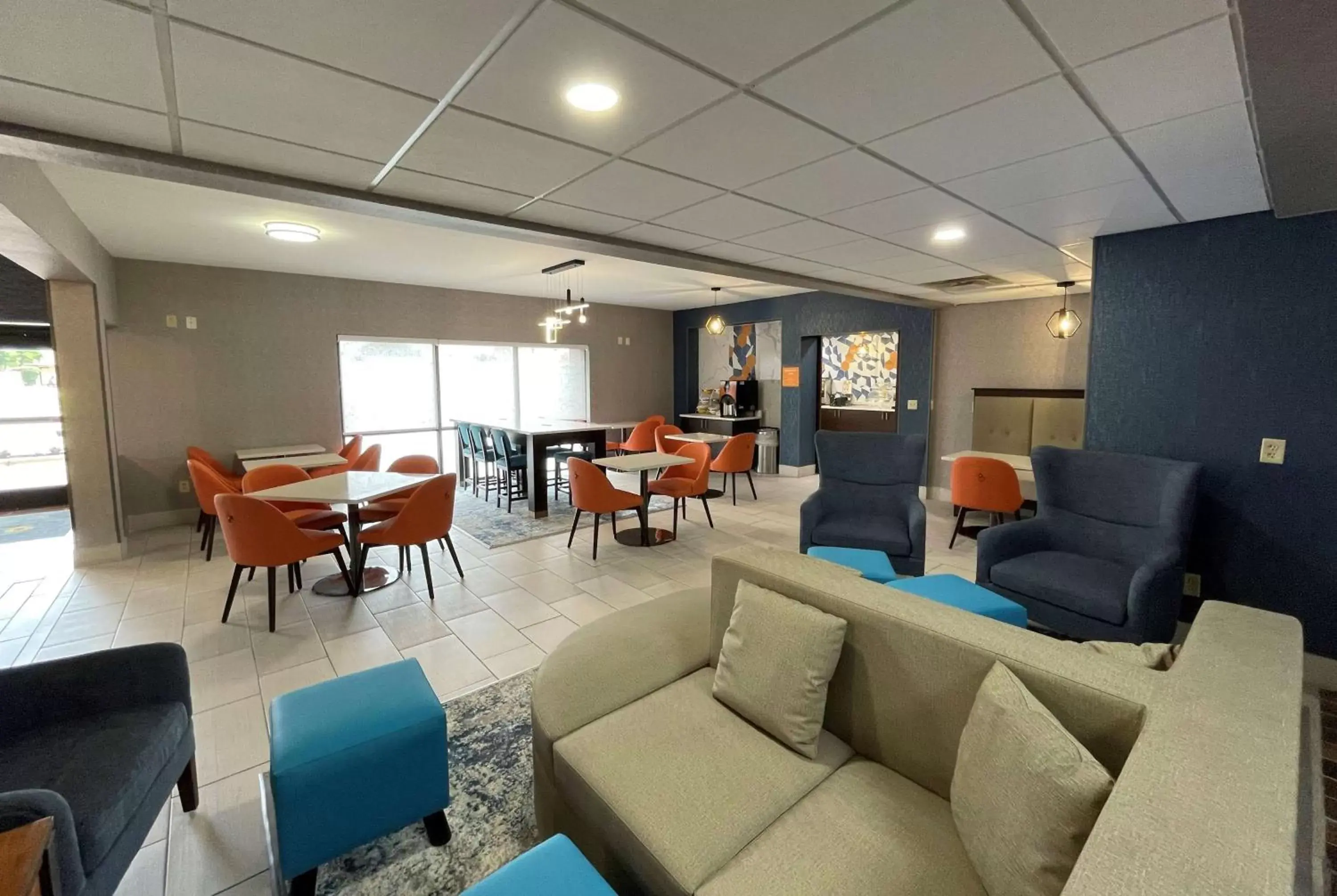 Communal lounge/ TV room, Lounge/Bar in La Quinta Inn & Suites by Wyndham Fayetteville I-95