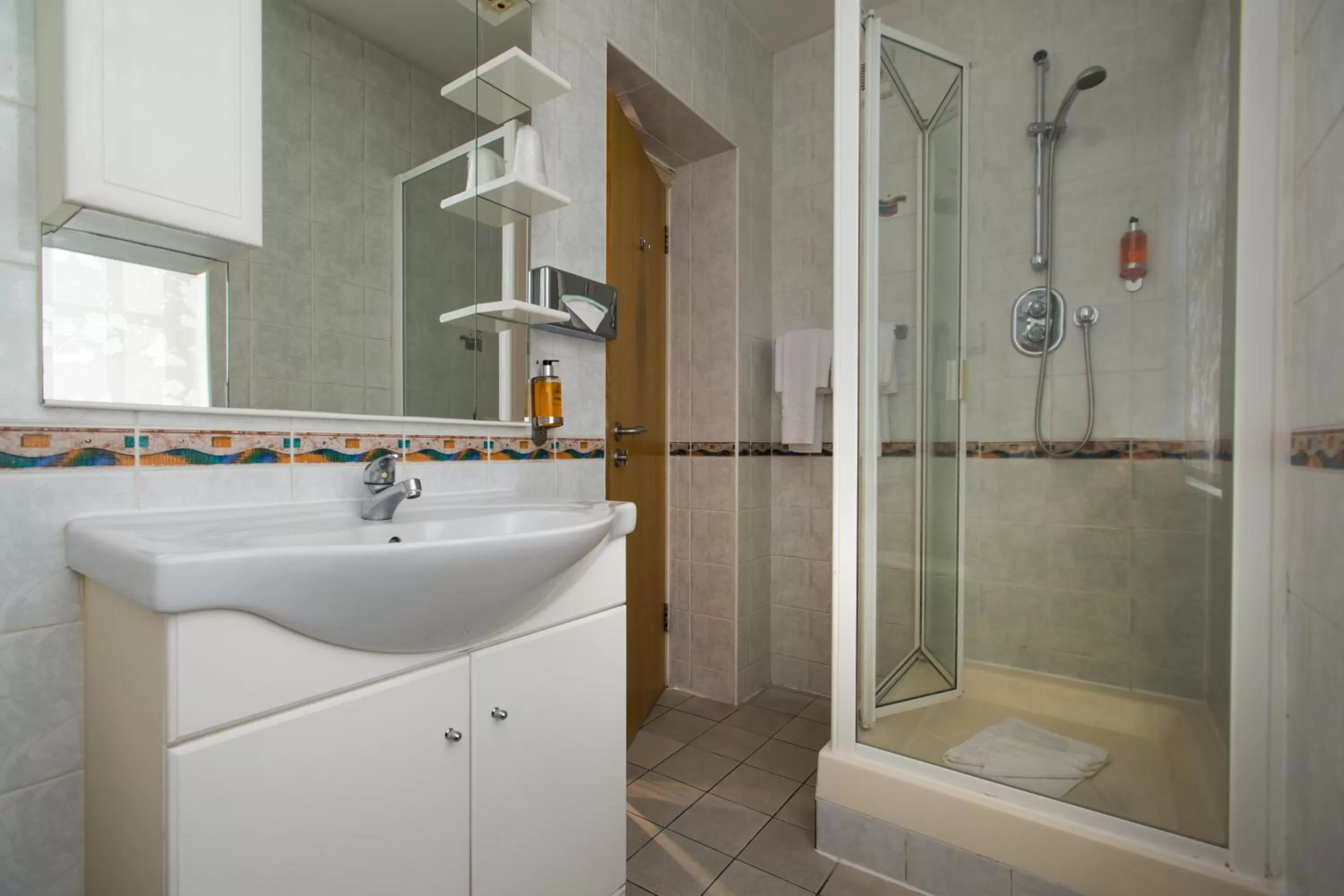 Bathroom in Best Western Buckingham Palace Rd