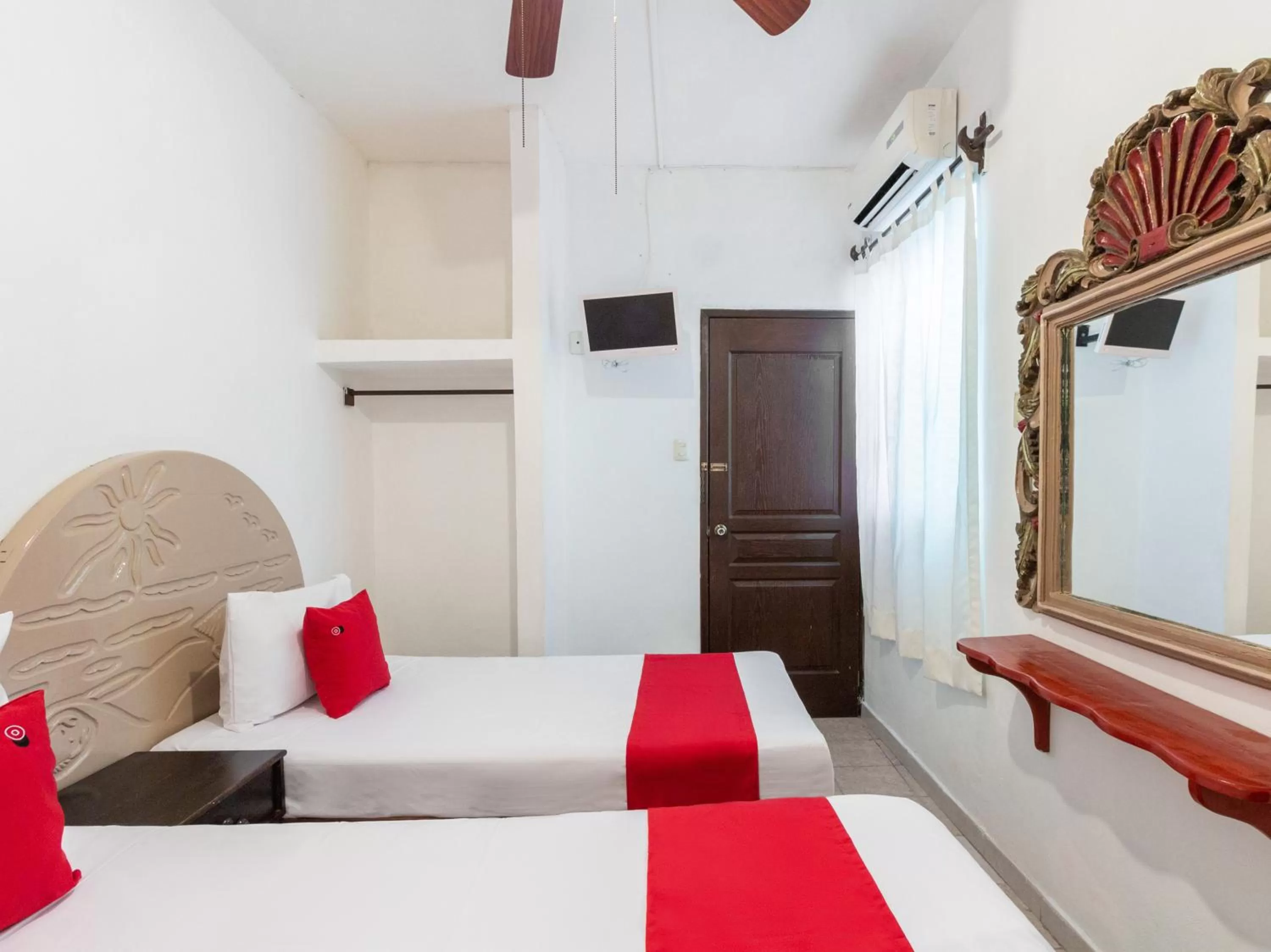 Photo of the whole room, Bed in Hotel Rath