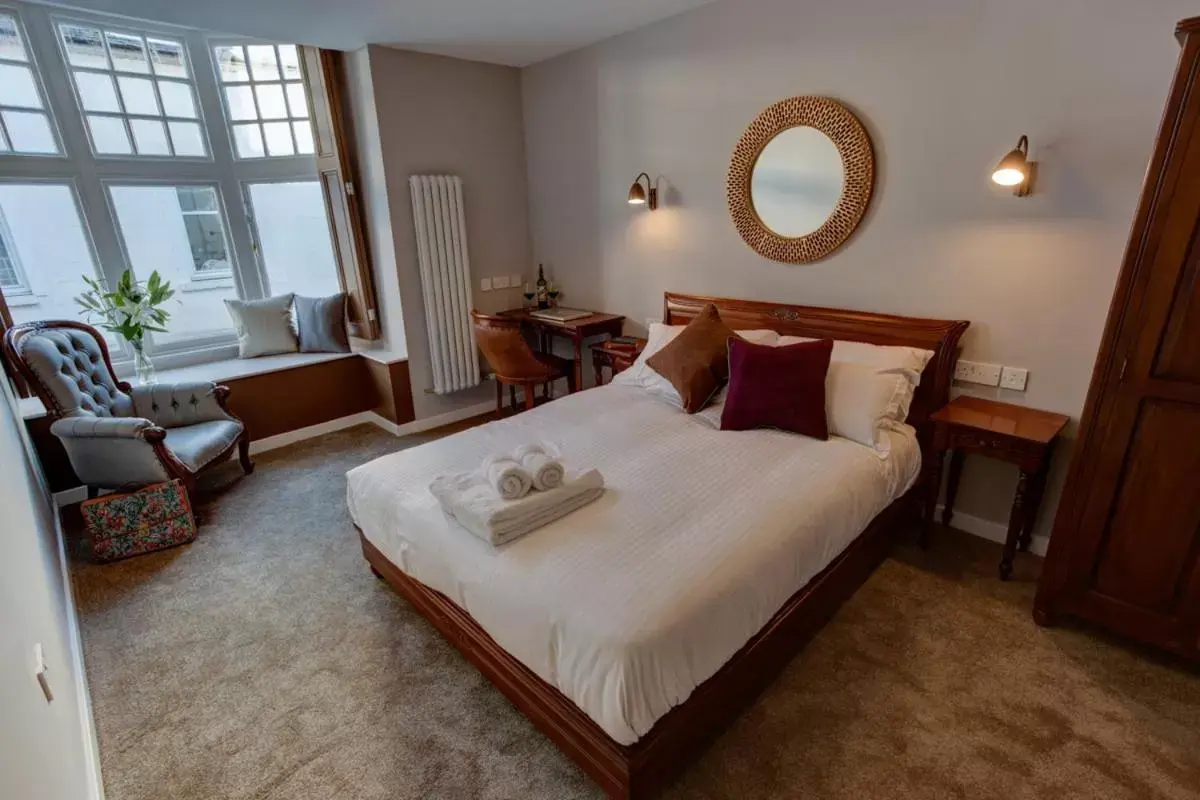 Photo of the whole room, Bed in Friars Wynd Hotel