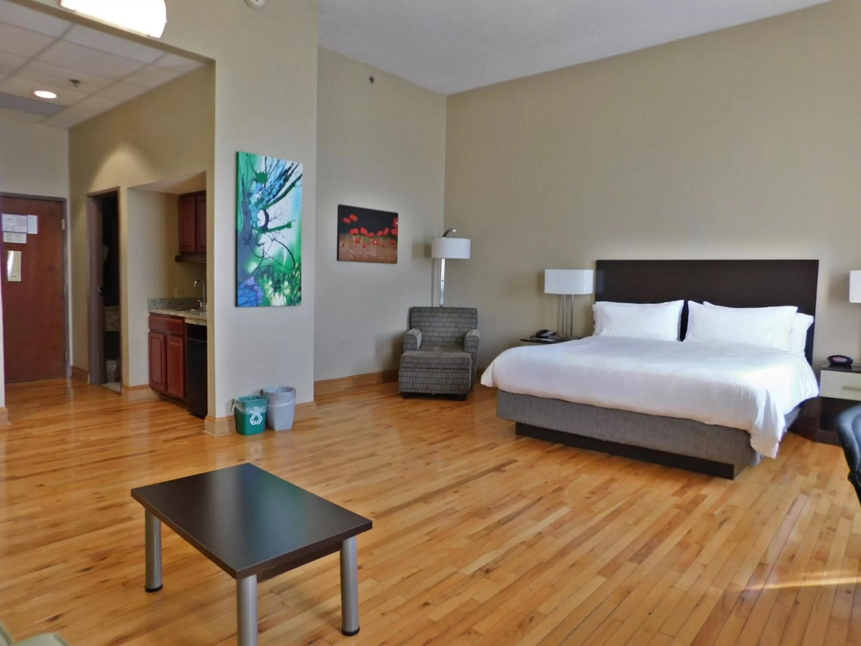 Photo of the whole room, Bed in Holiday Inn Express Cleveland Downtown by IHG