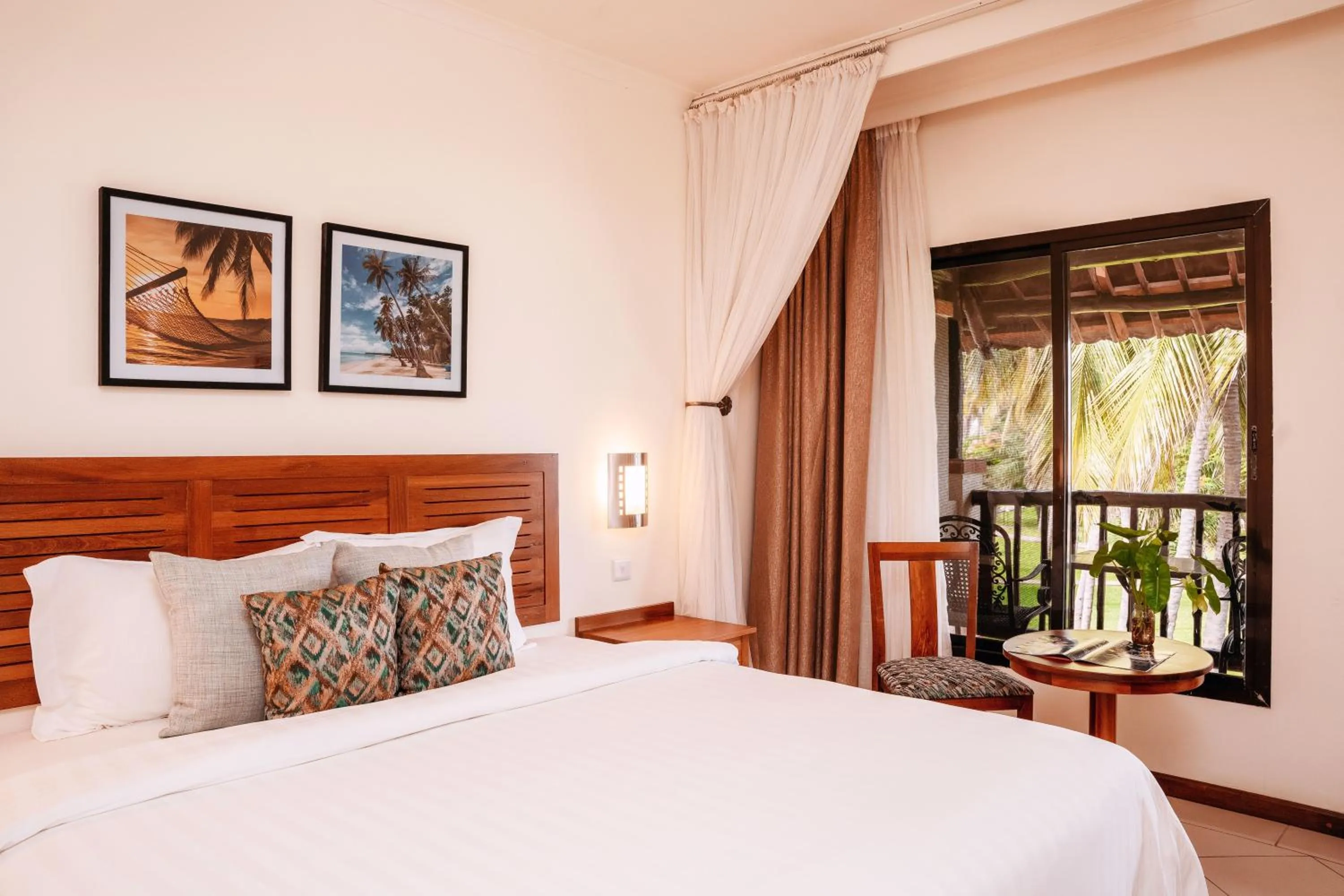 Garden view, Bed in White Sands Hotel