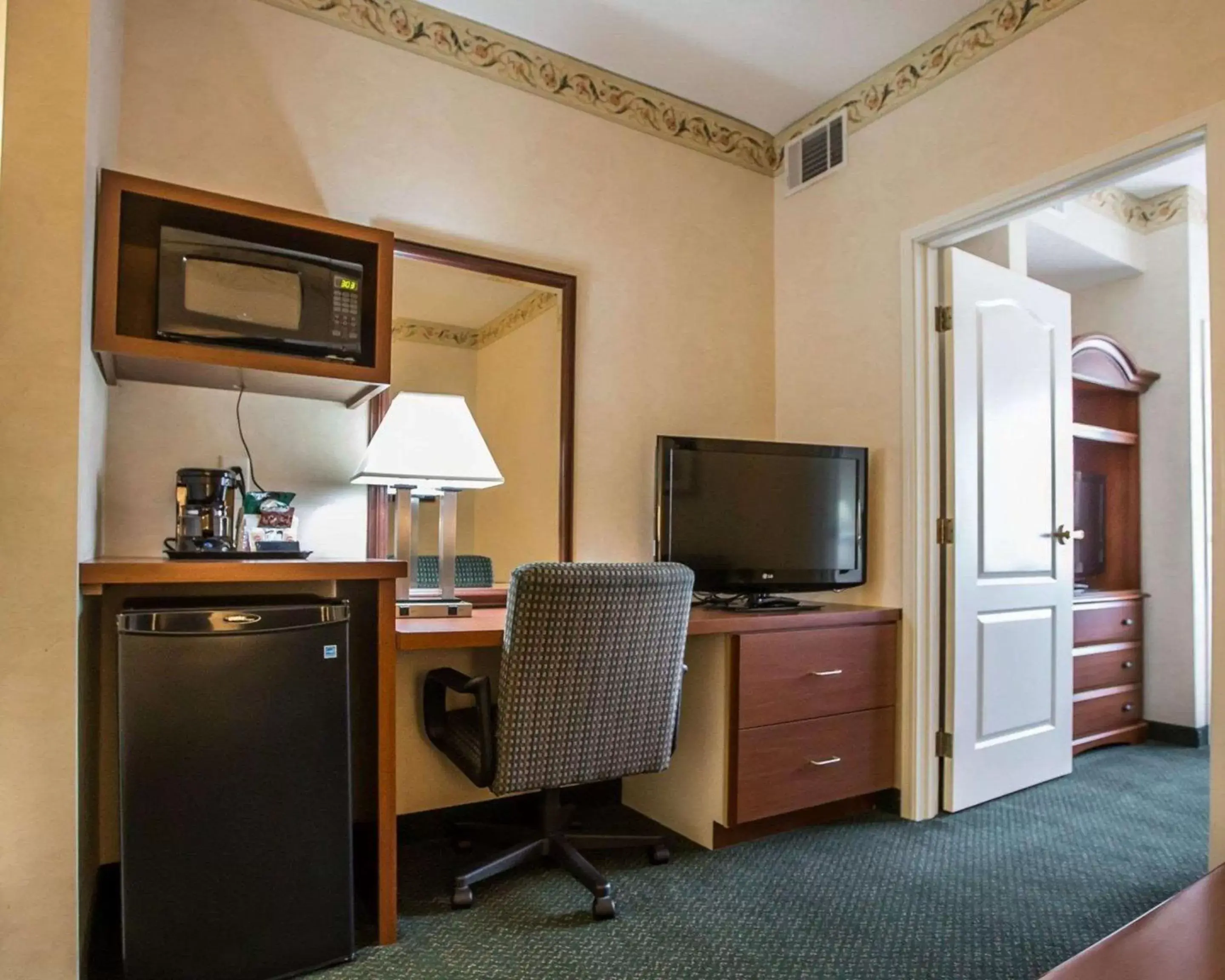 Photo of the whole room, TV/Entertainment Center in Quality Inn & Suites Dixon near I-88