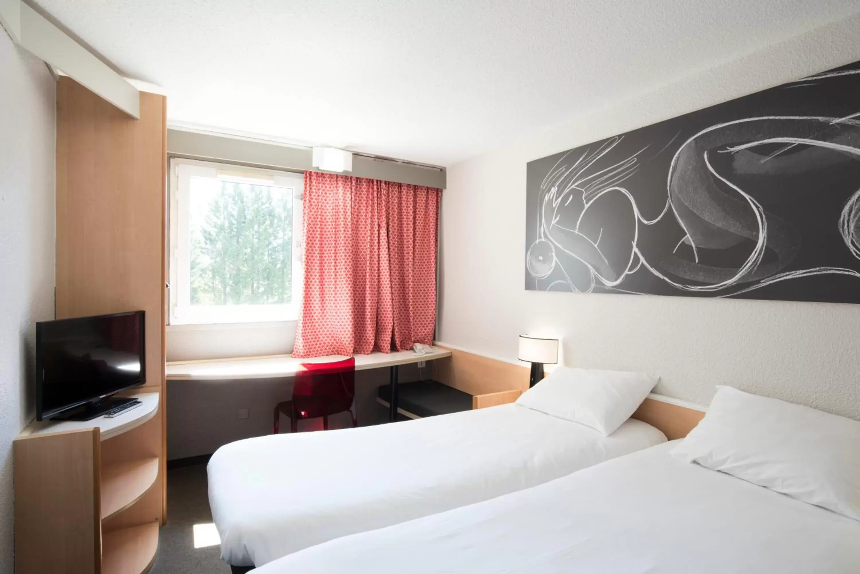 Photo of the whole room, Bed in ibis Limoges Nord