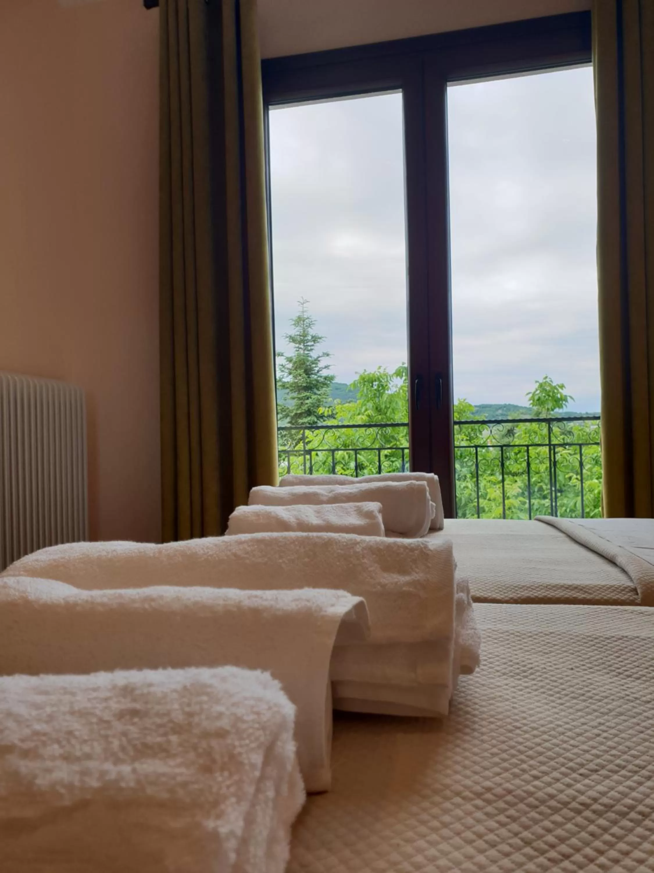 Photo of the whole room, Bed in Mondeus Inn Luxury