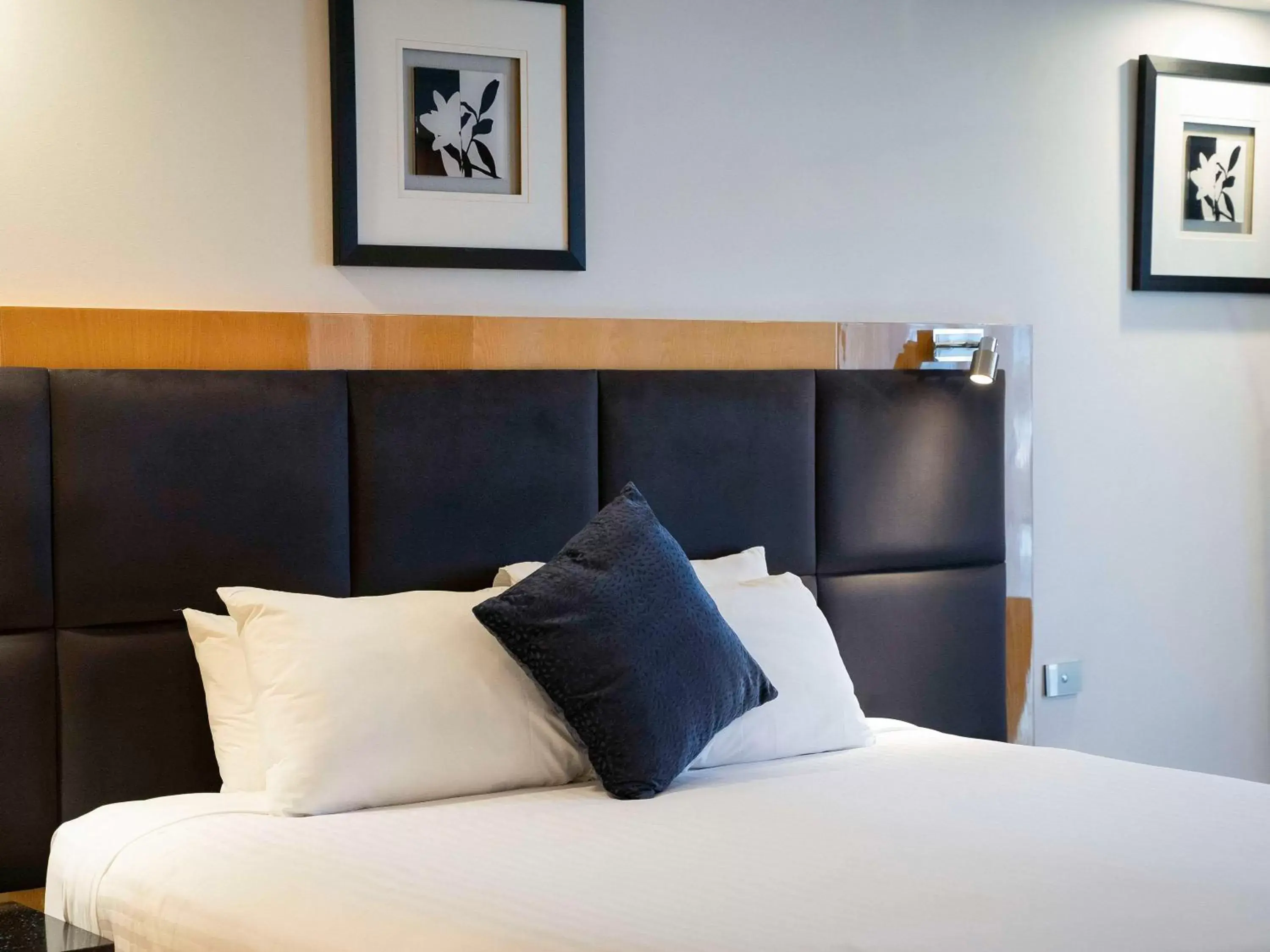 Bedroom, Bed in Adelaide Rockford Hotel
