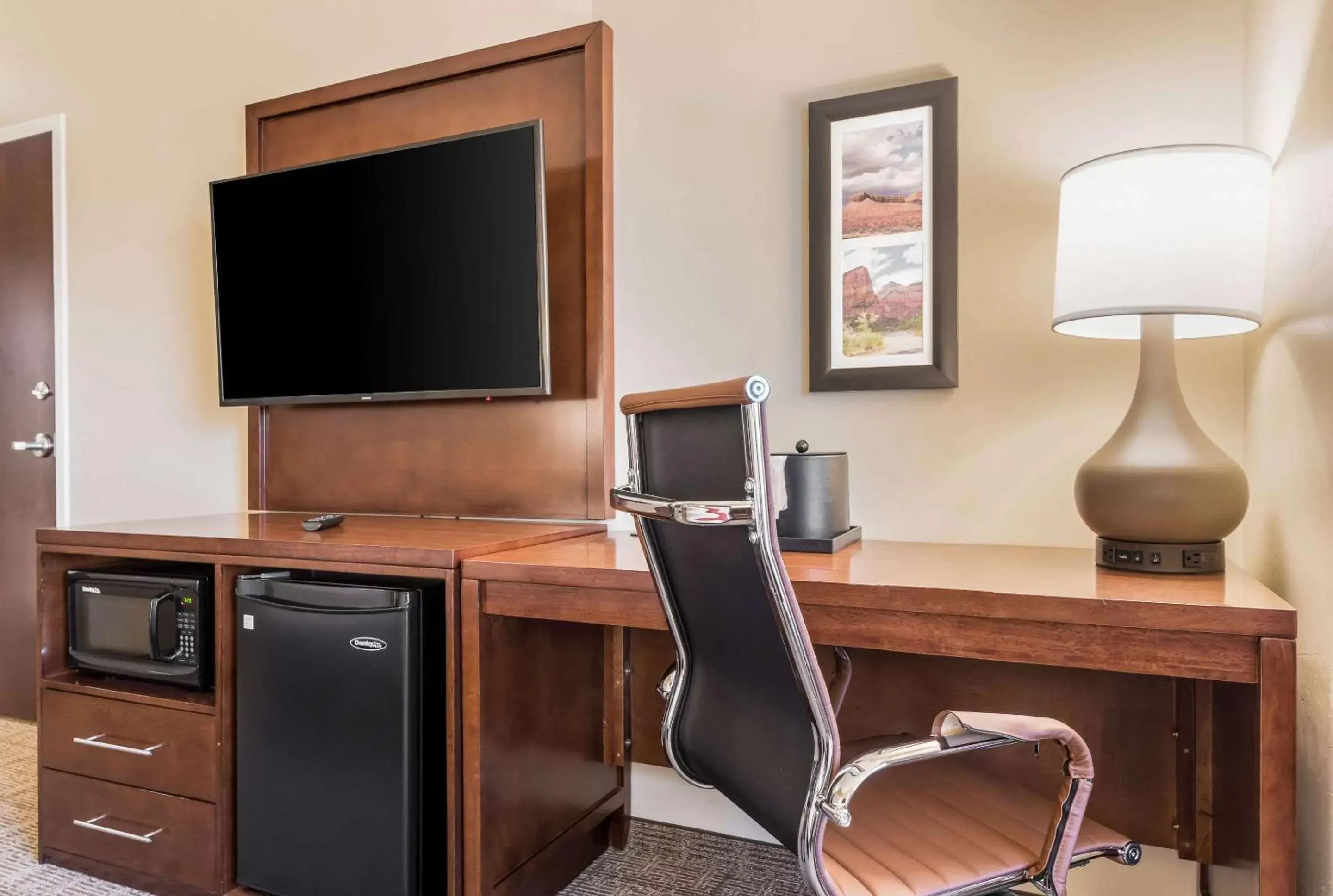 Photo of the whole room, TV/Entertainment Center in Comfort Inn & Suites Zion Park Area