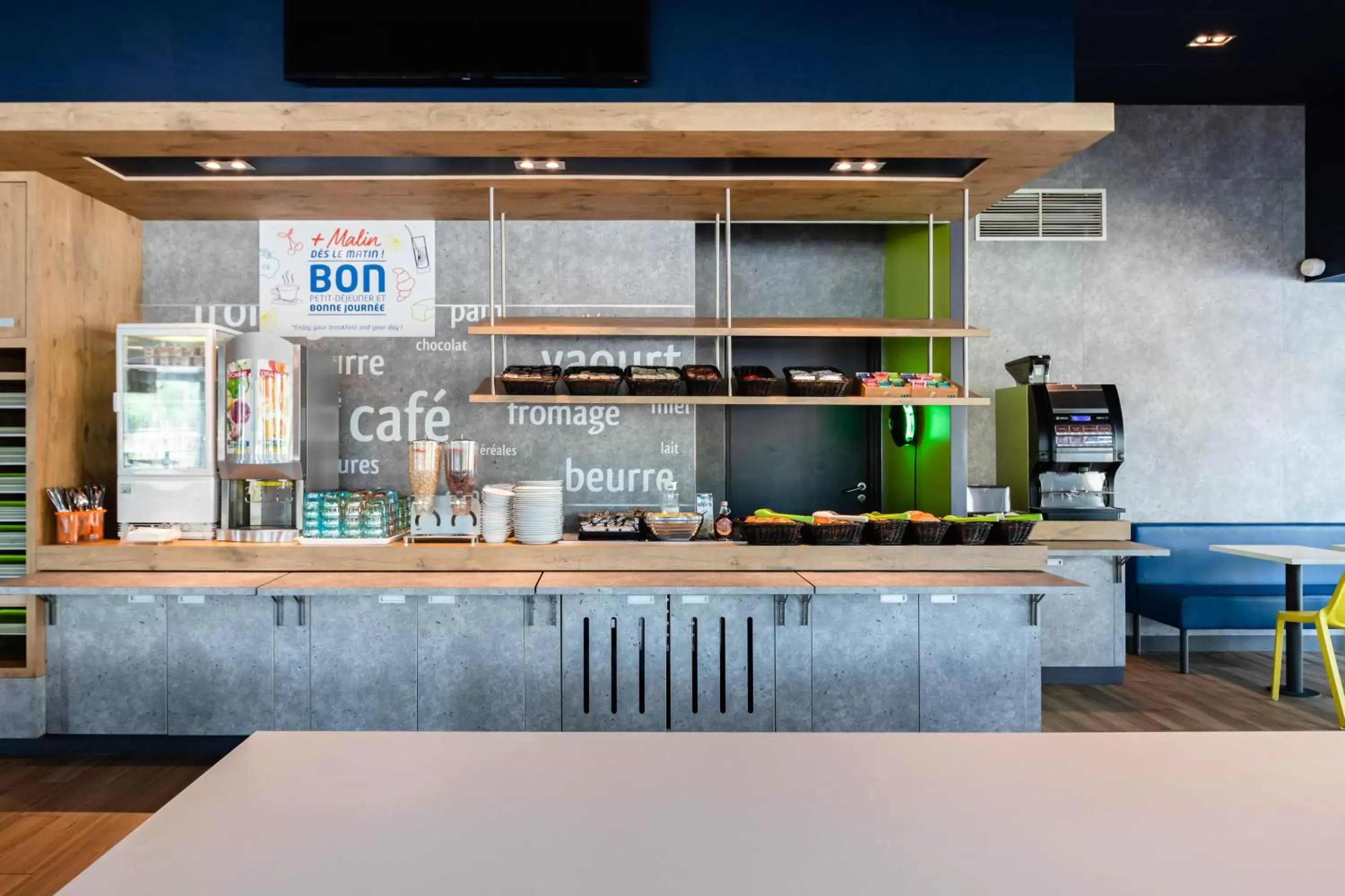 Buffet breakfast, Lounge/Bar in ibis budget Lyon Villeurbanne