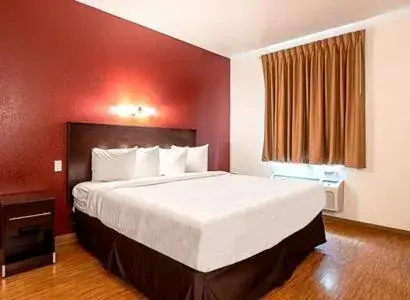 Bed in Seasons Inn Traverse City Bed in Seasons Inn Traverse City