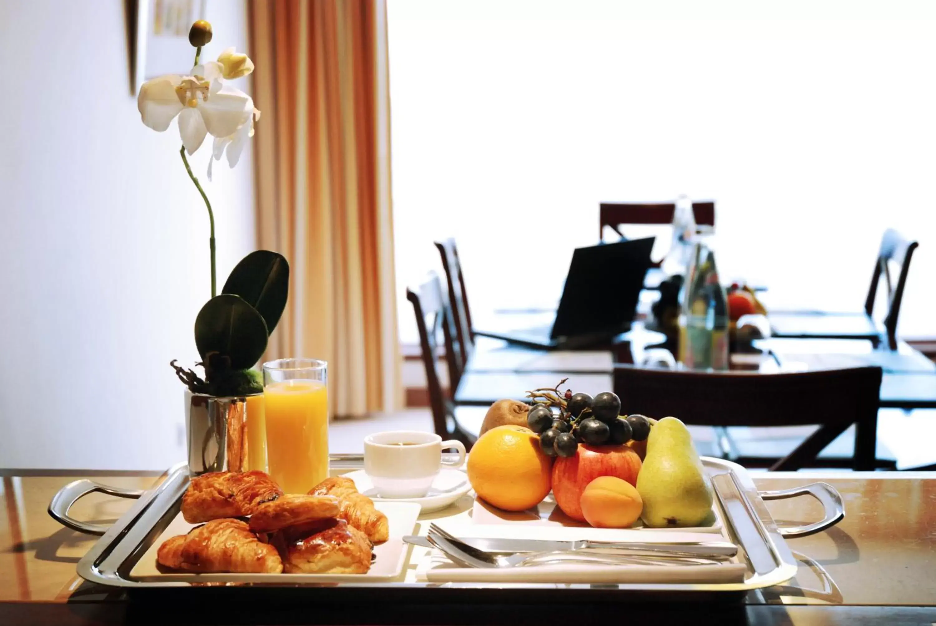 Food, Breakfast in Evergreen Laurel Hotel
