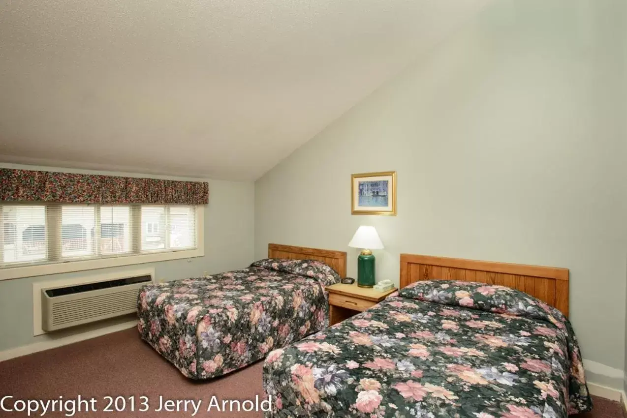 Bedroom, Bed in Snowy Owl Inn