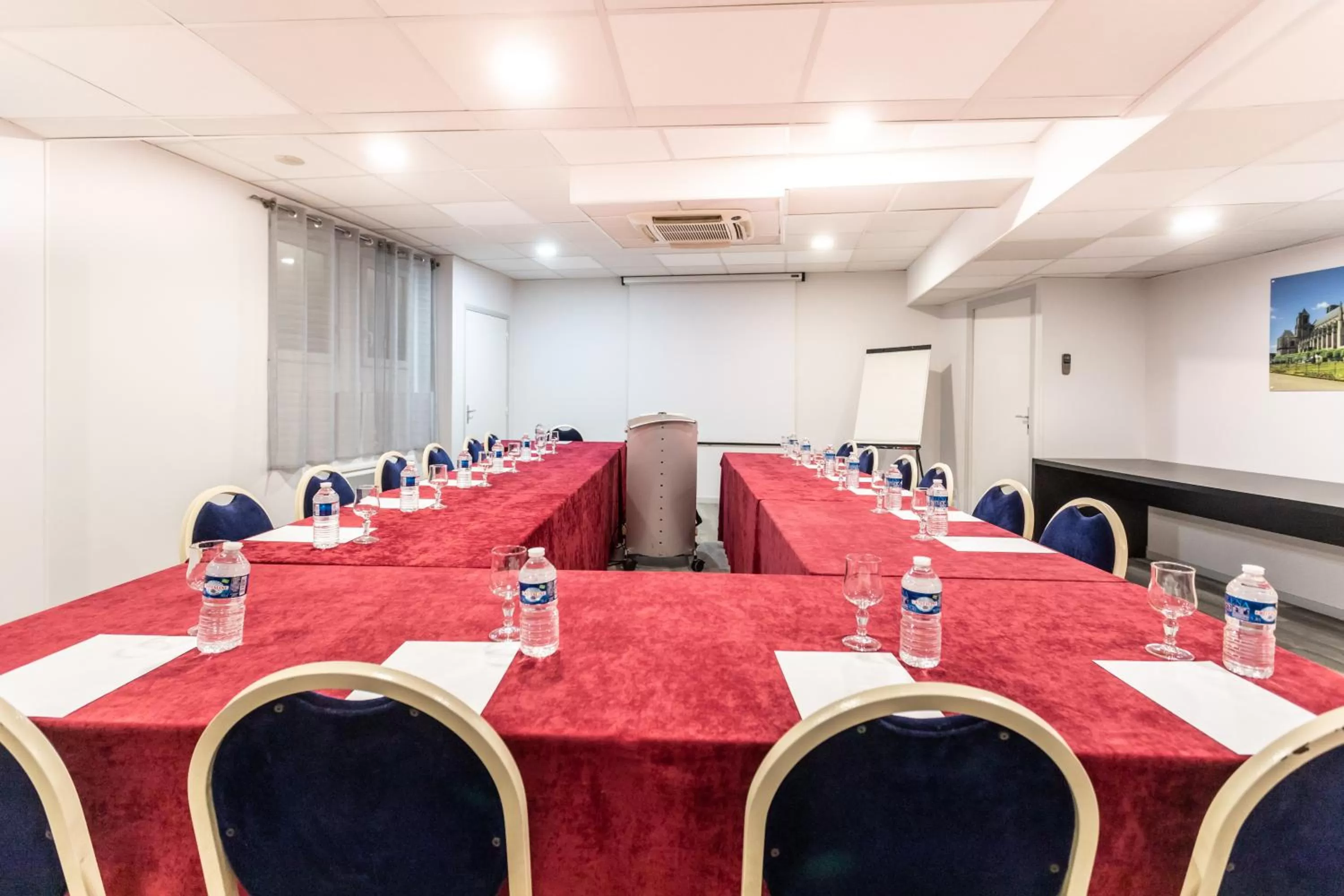 Living room in Hôtel The Originals City Le Berry - proche centre-ville - Gare - parking - recharge véhicule