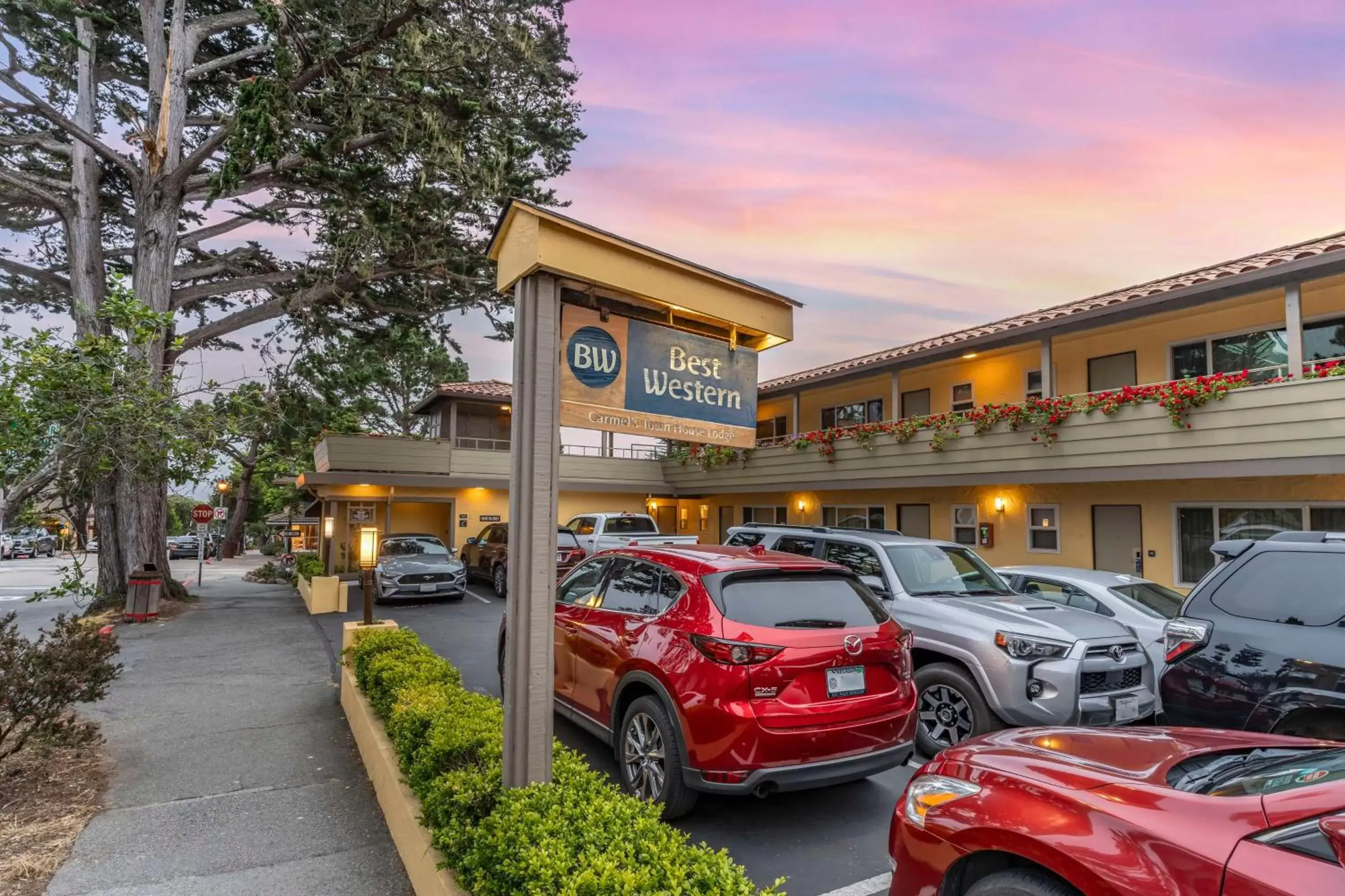 Property Building in Best Western Carmel's Town House Lodge