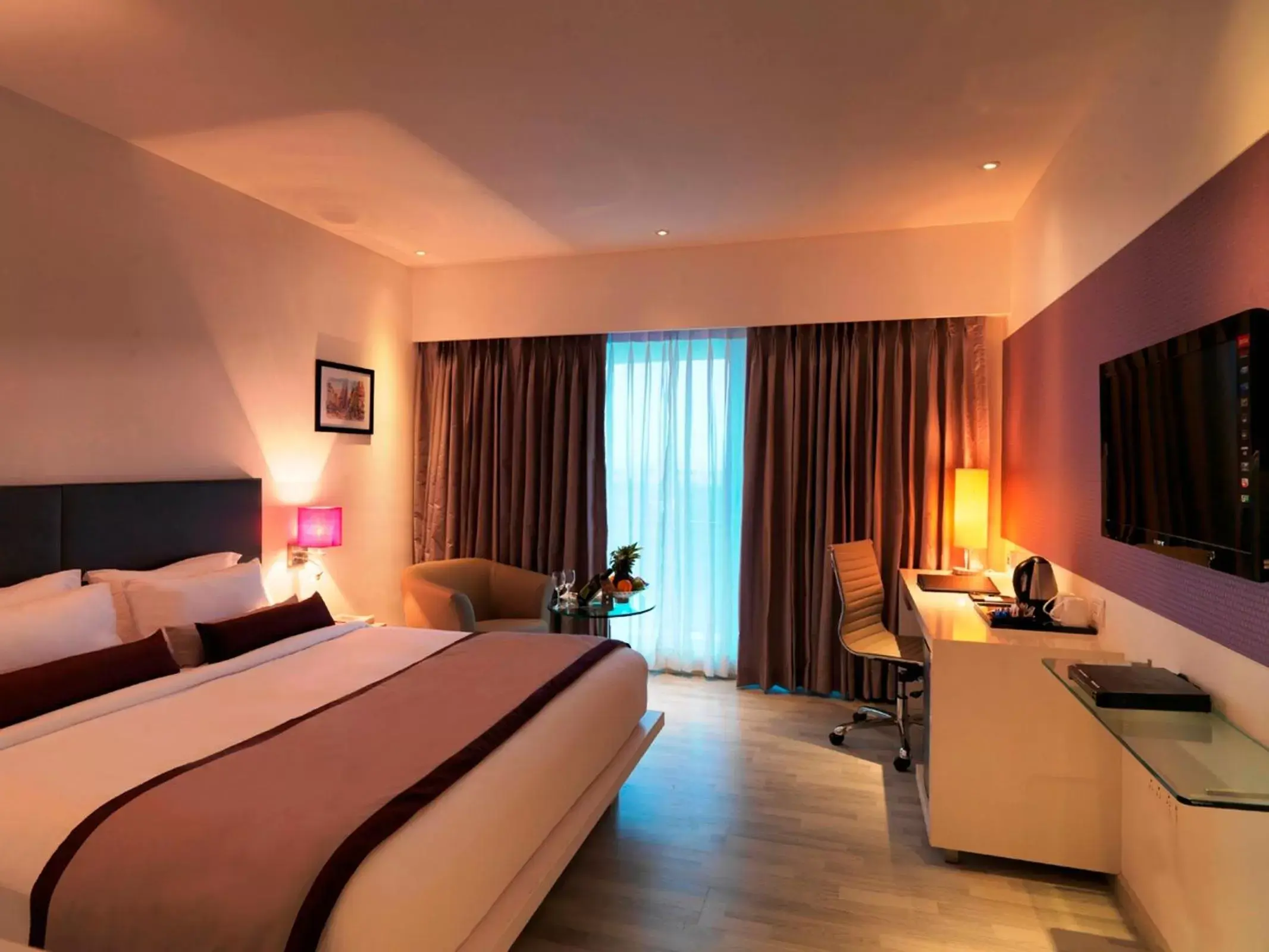 Bed, TV/Entertainment Center in Spree Shivai Hotel
