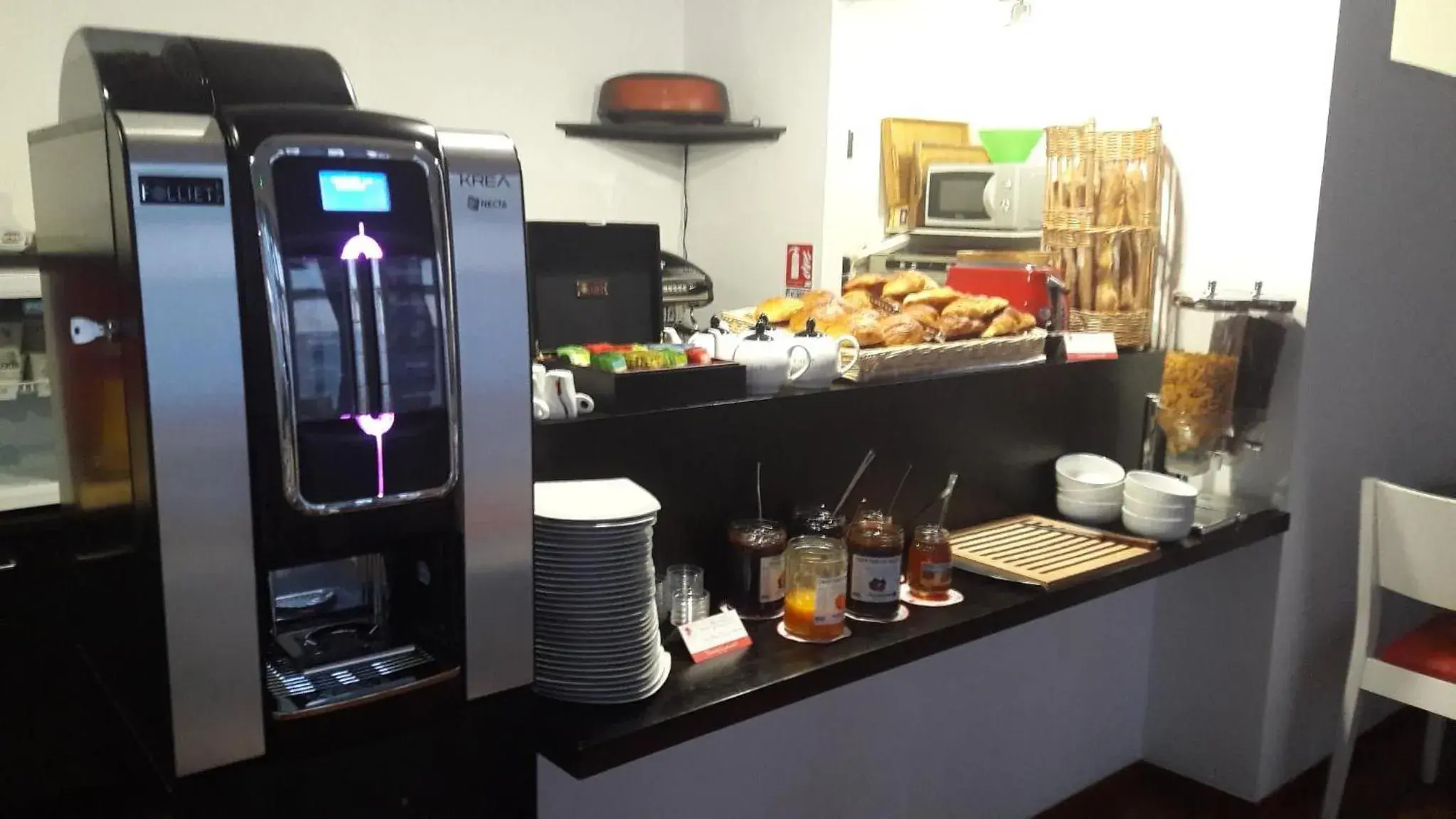 Continental breakfast, Kitchen/Kitchenette in Brit Hotel de Paris Saint-Jean-de-Luz