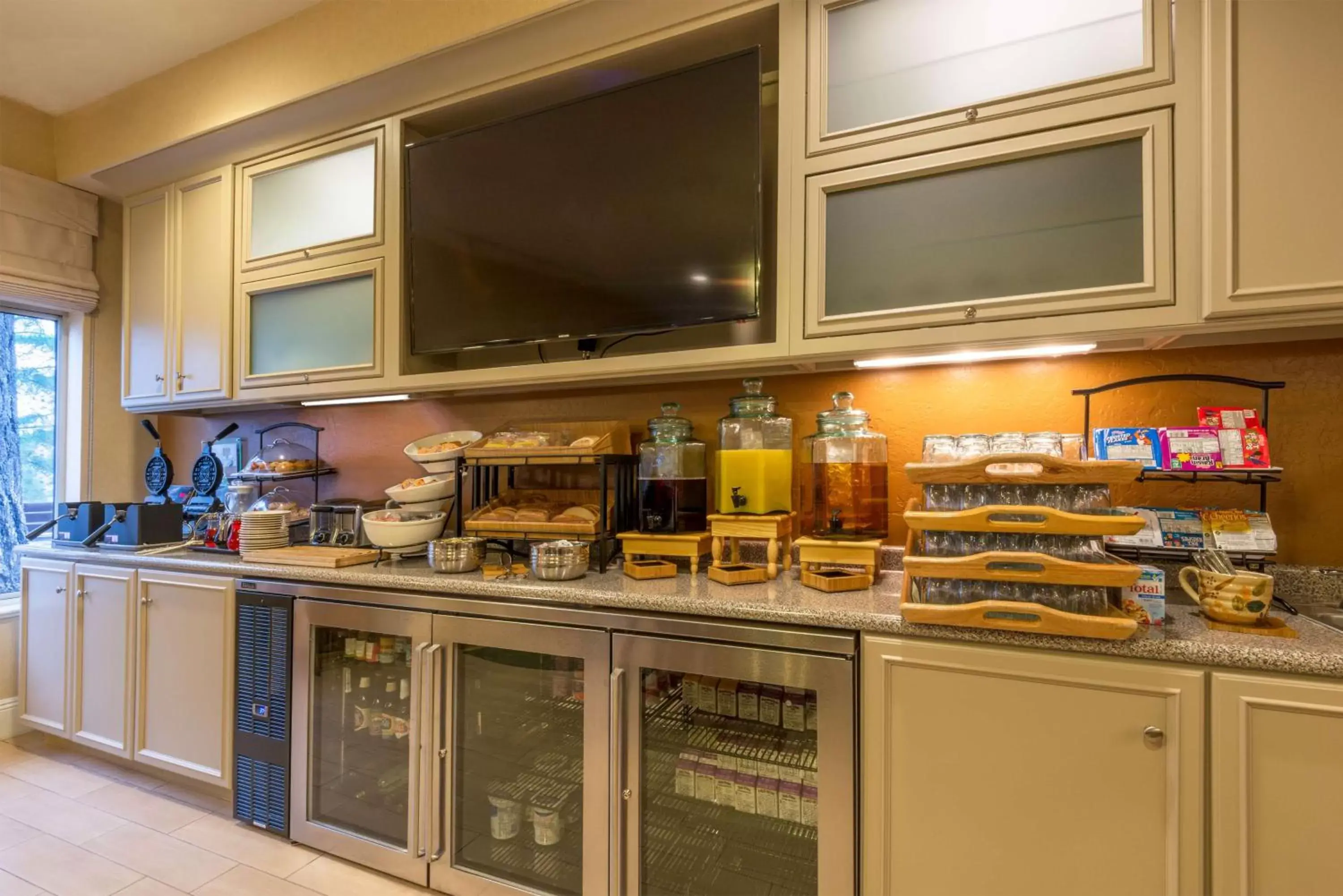 Dining area, Kitchen/Kitchenette in Hilton Garden Inn Flagstaff