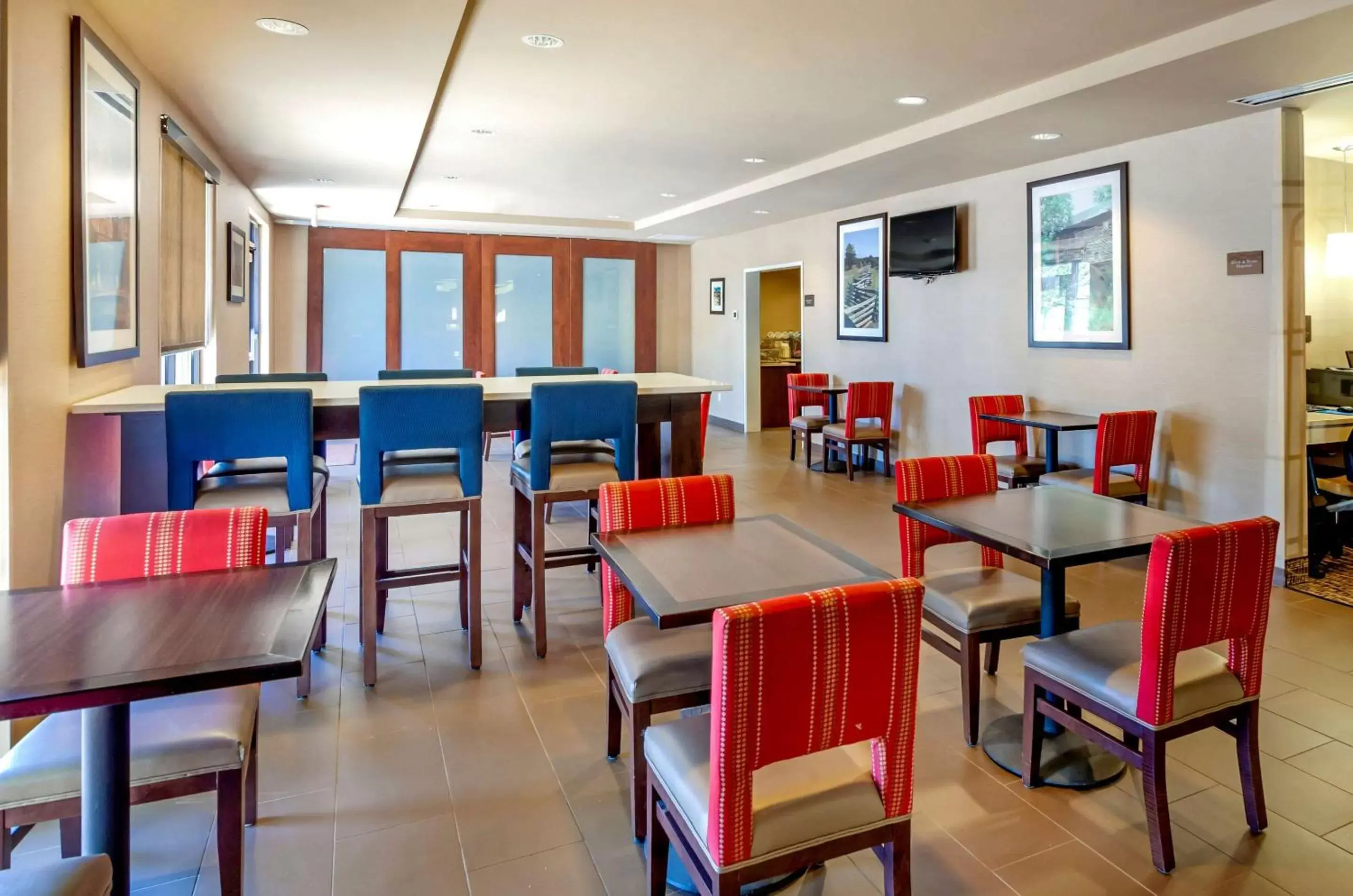 Restaurant/Places to Eat in Comfort Inn & Suites Lynchburg Airport - University Area