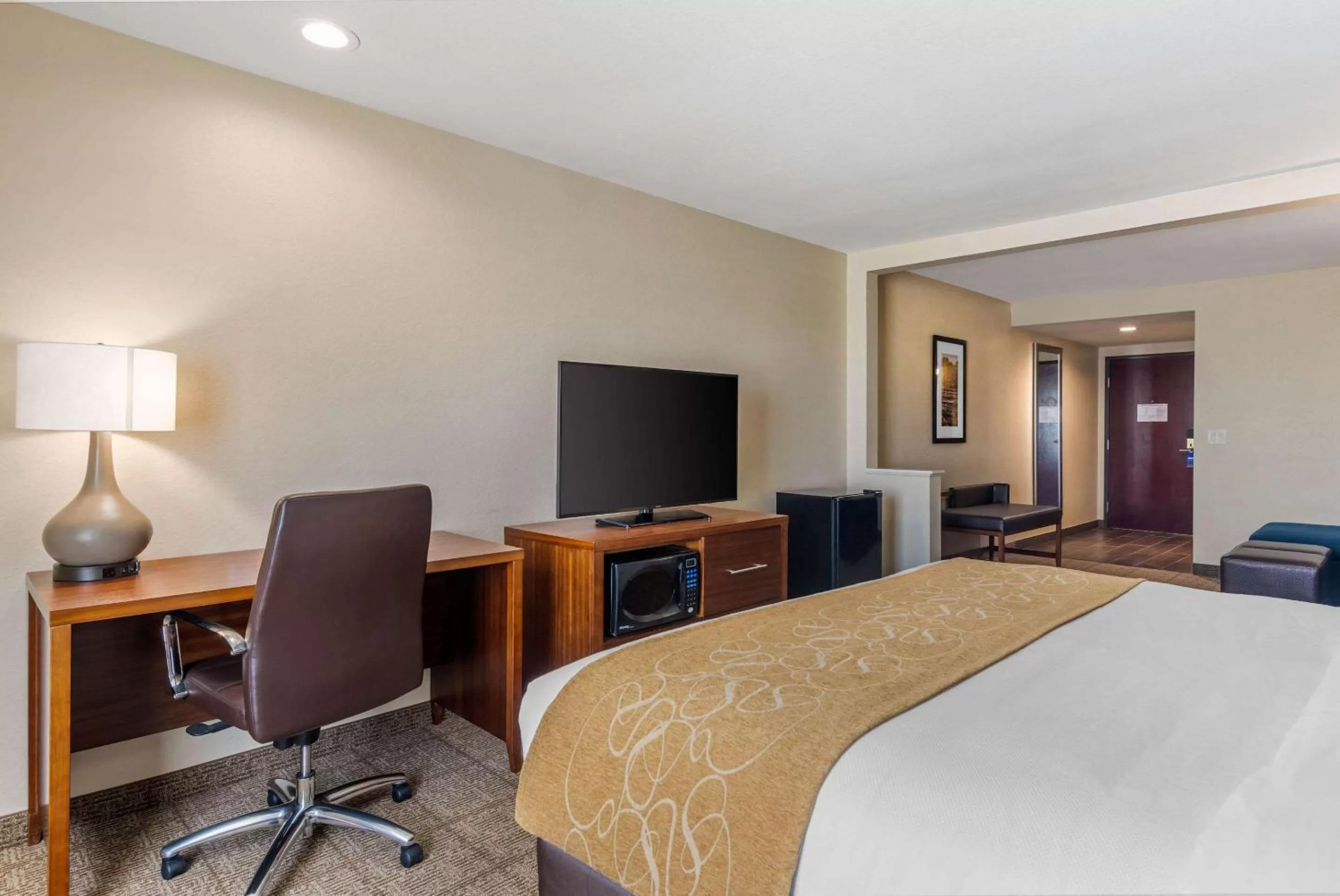 Photo of the whole room, Bed in Comfort Inn & Suites
