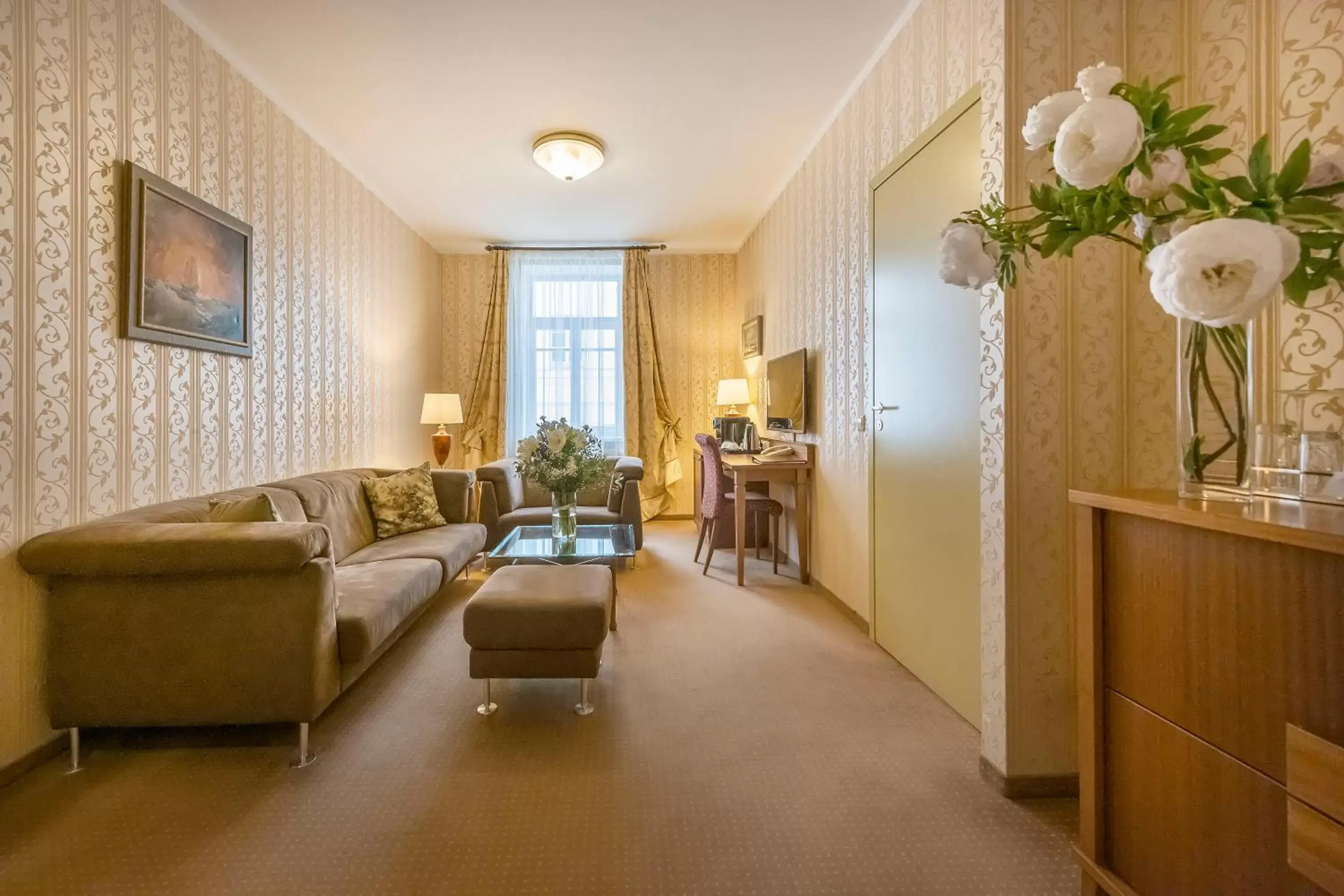 Coffee/tea facilities, Seating Area in Artis Centrum Hotels