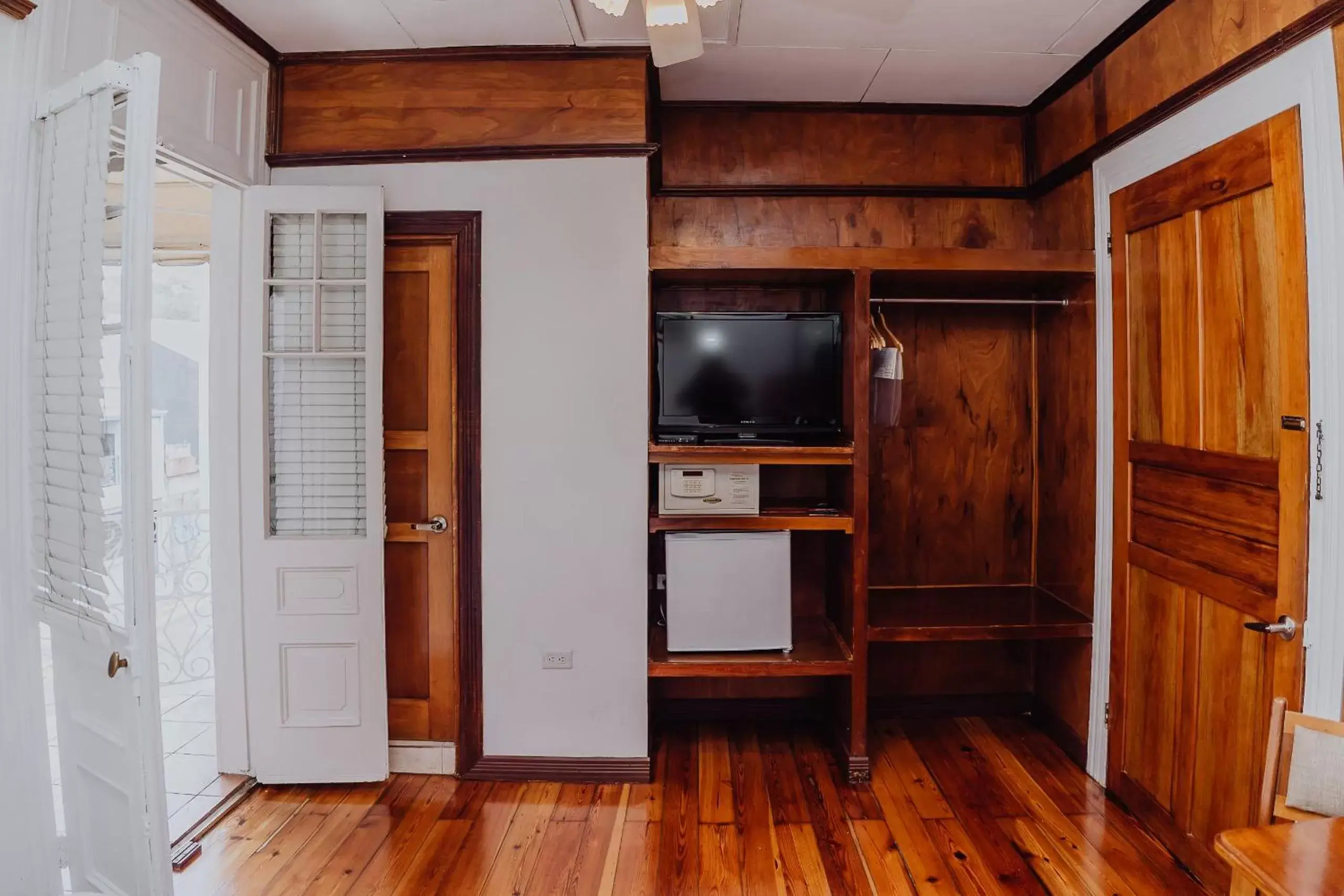 TV and multimedia, TV/Entertainment Center in Hotel Dunn Inn