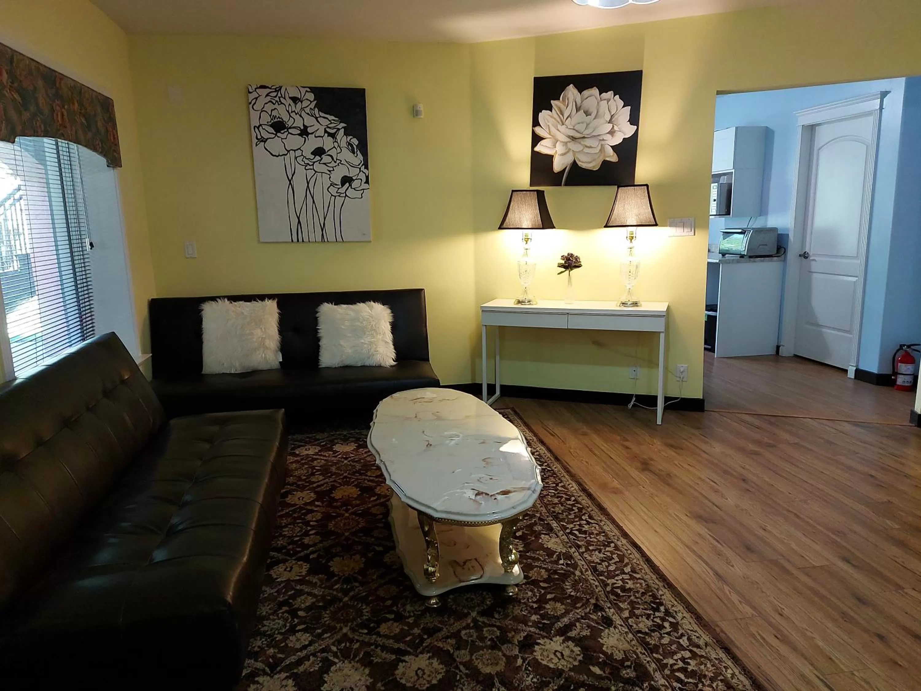 Living room, Seating Area in Summer Express Kelowna B&B - Villa Bellissimo Fran-Talia