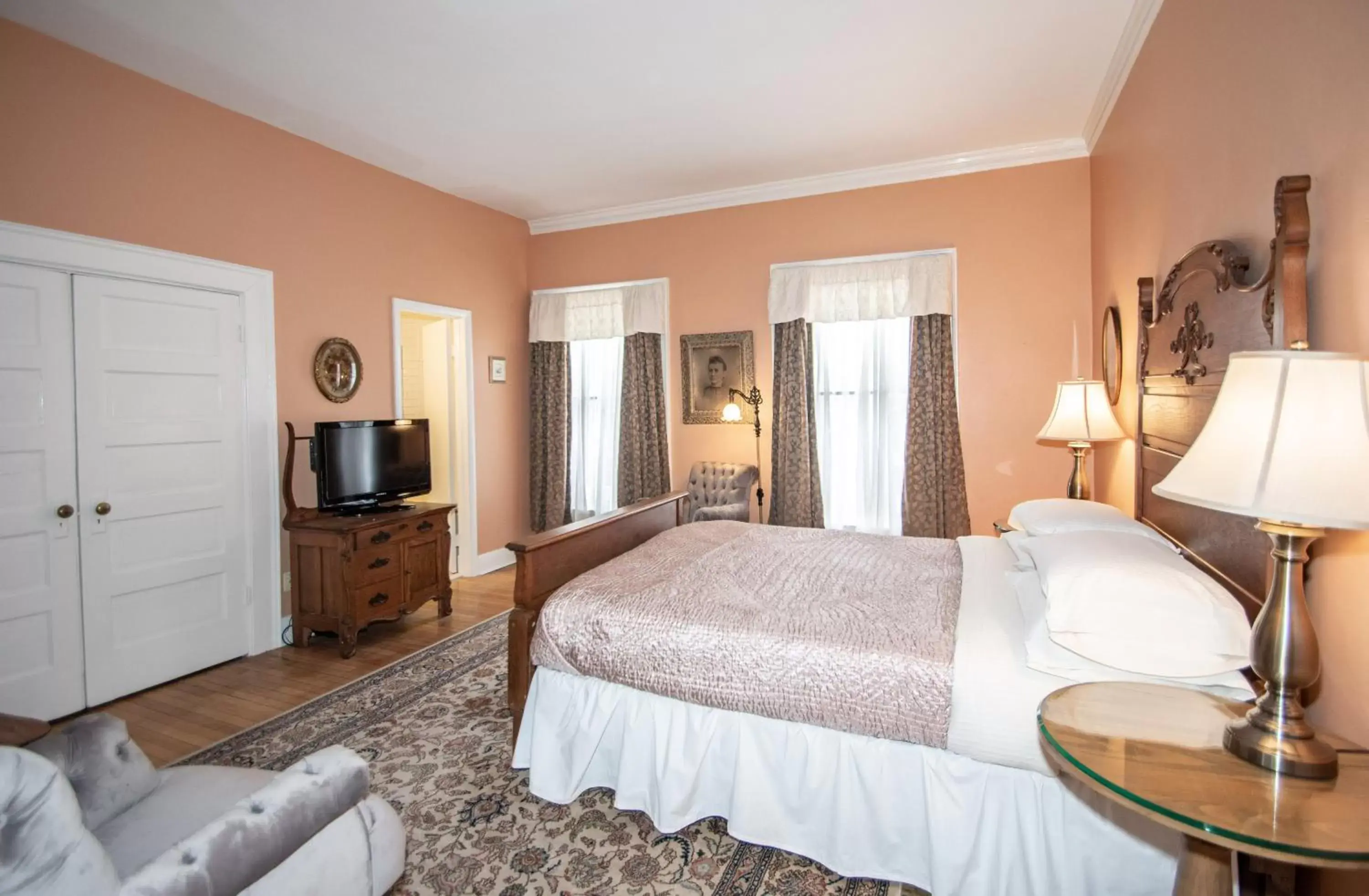 Queen Room (Portrait) in Looking Glass Inn Queen Room (Portrait) in Looking Glass Inn