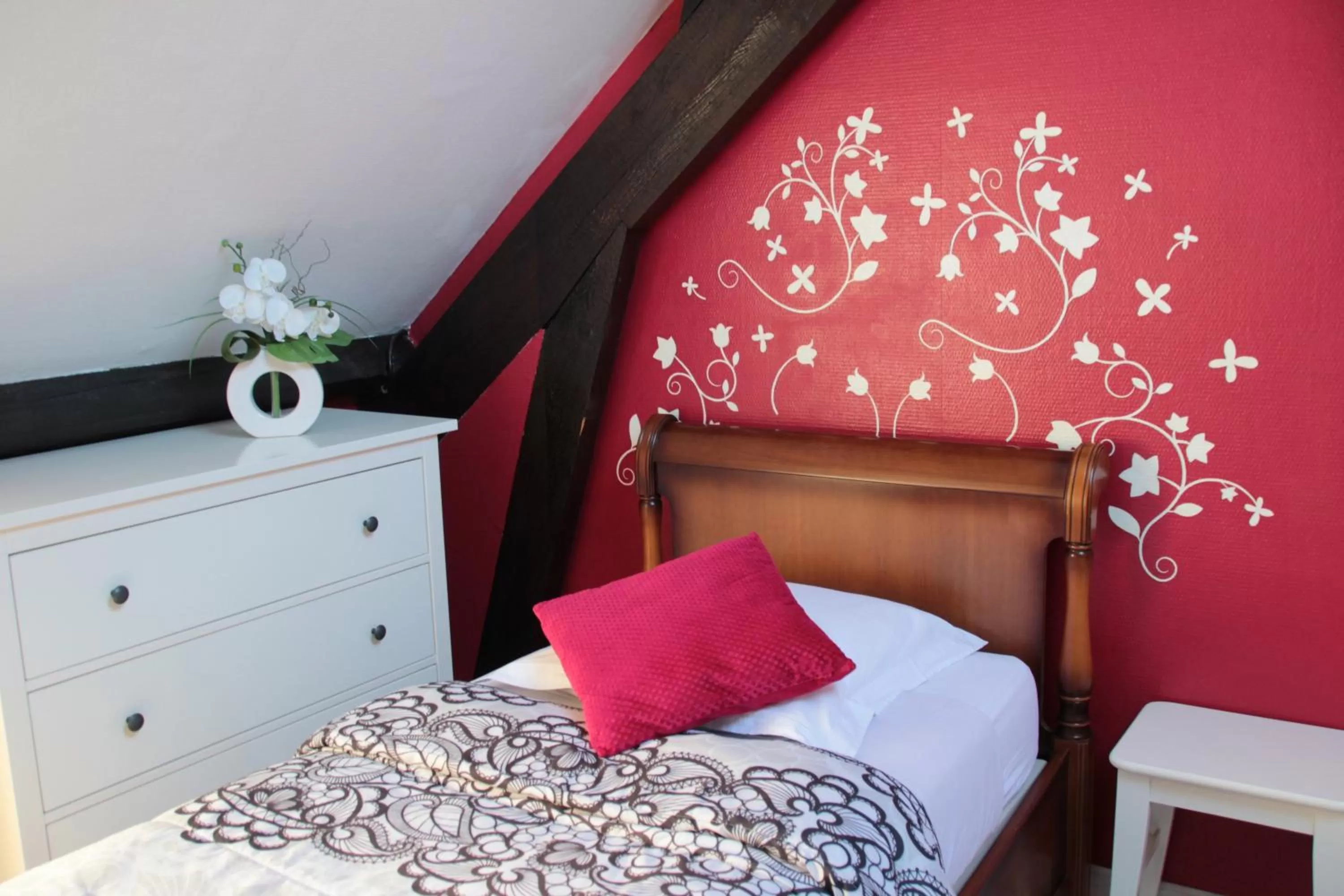 Photo of the whole room, Bed in La Rose des Vents