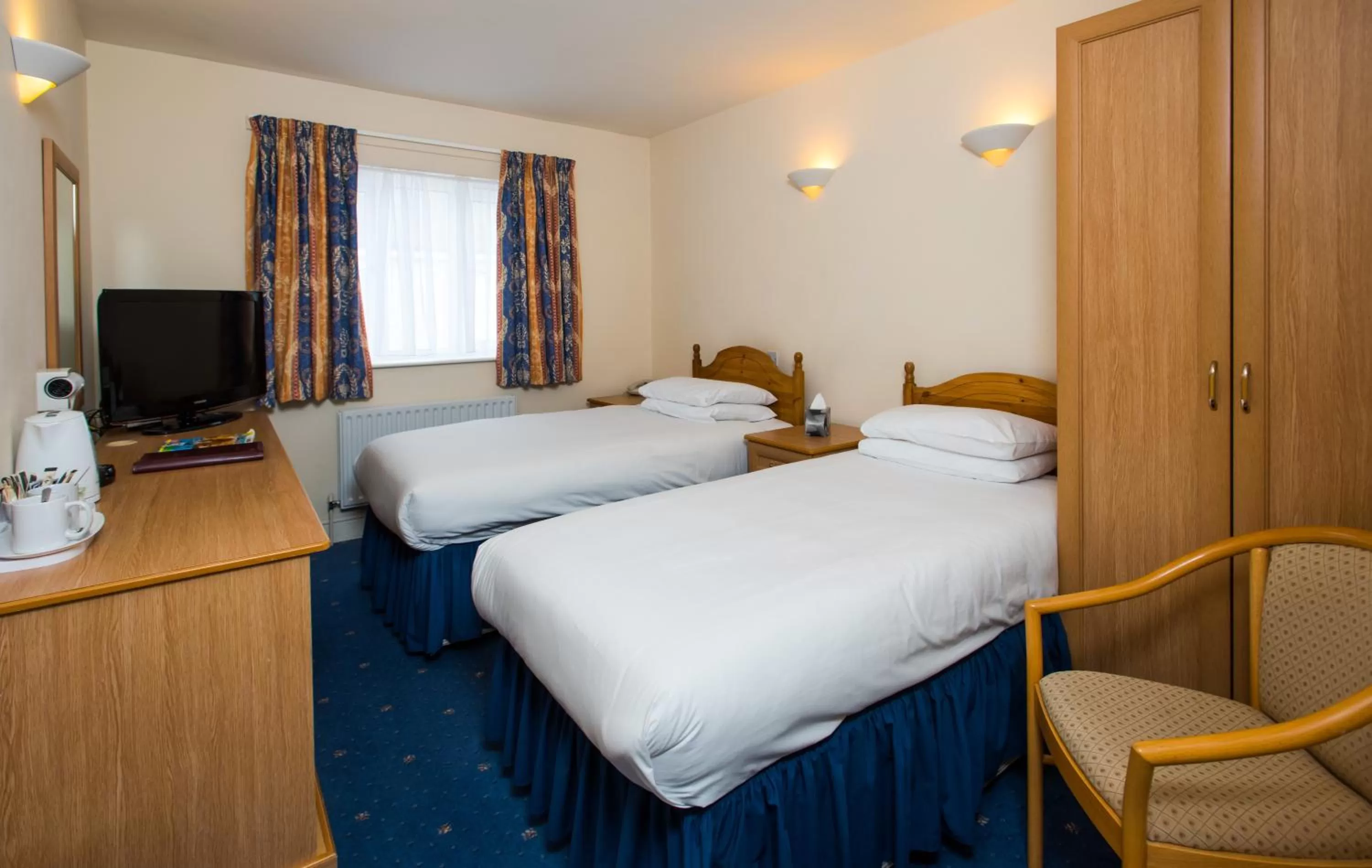 Photo of the whole room, Bed in Mercure Newbury West Grange Hotel