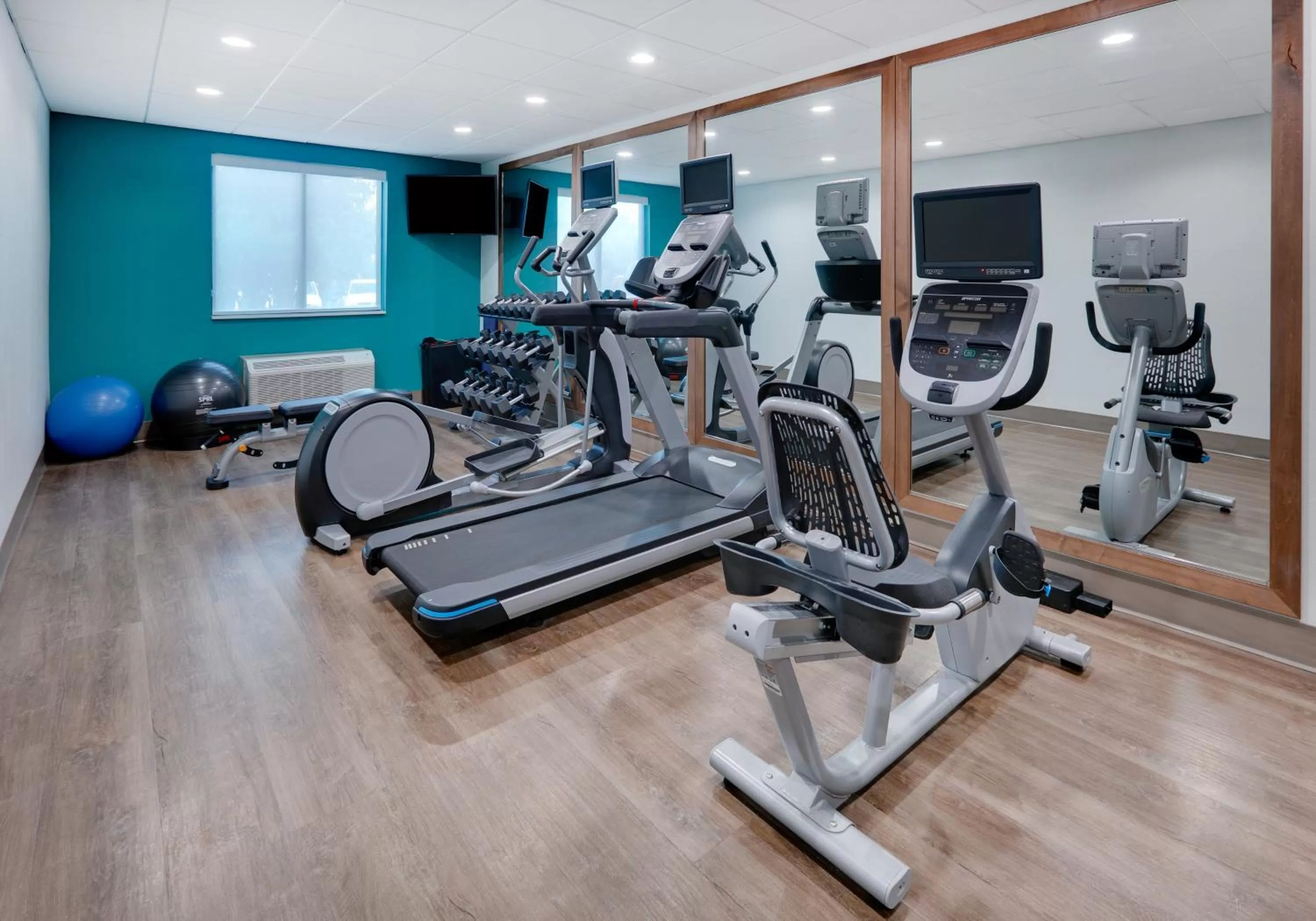 Fitness centre/facilities in Holiday Inn Express & Suites San Antonio NW near SeaWorld by IHG