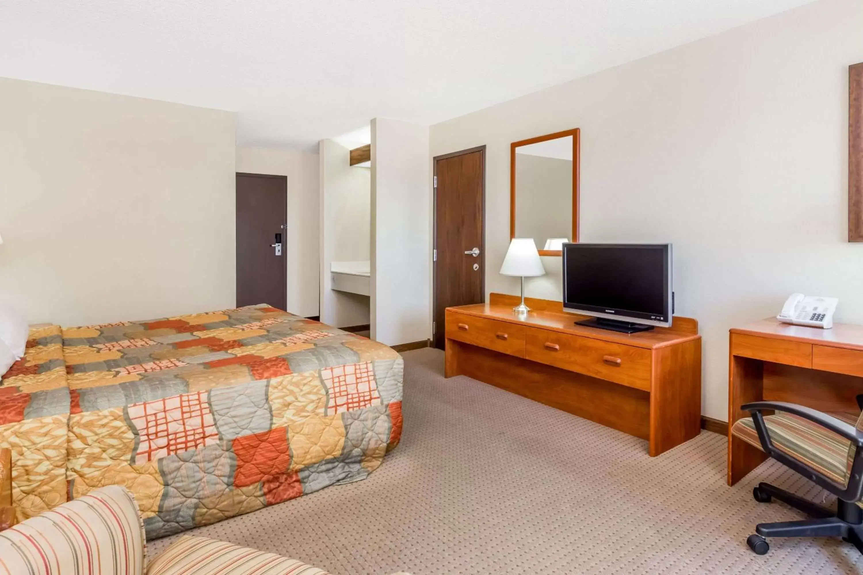 Photo of the whole room, Bed in Days Inn by Wyndham Iron Mountain