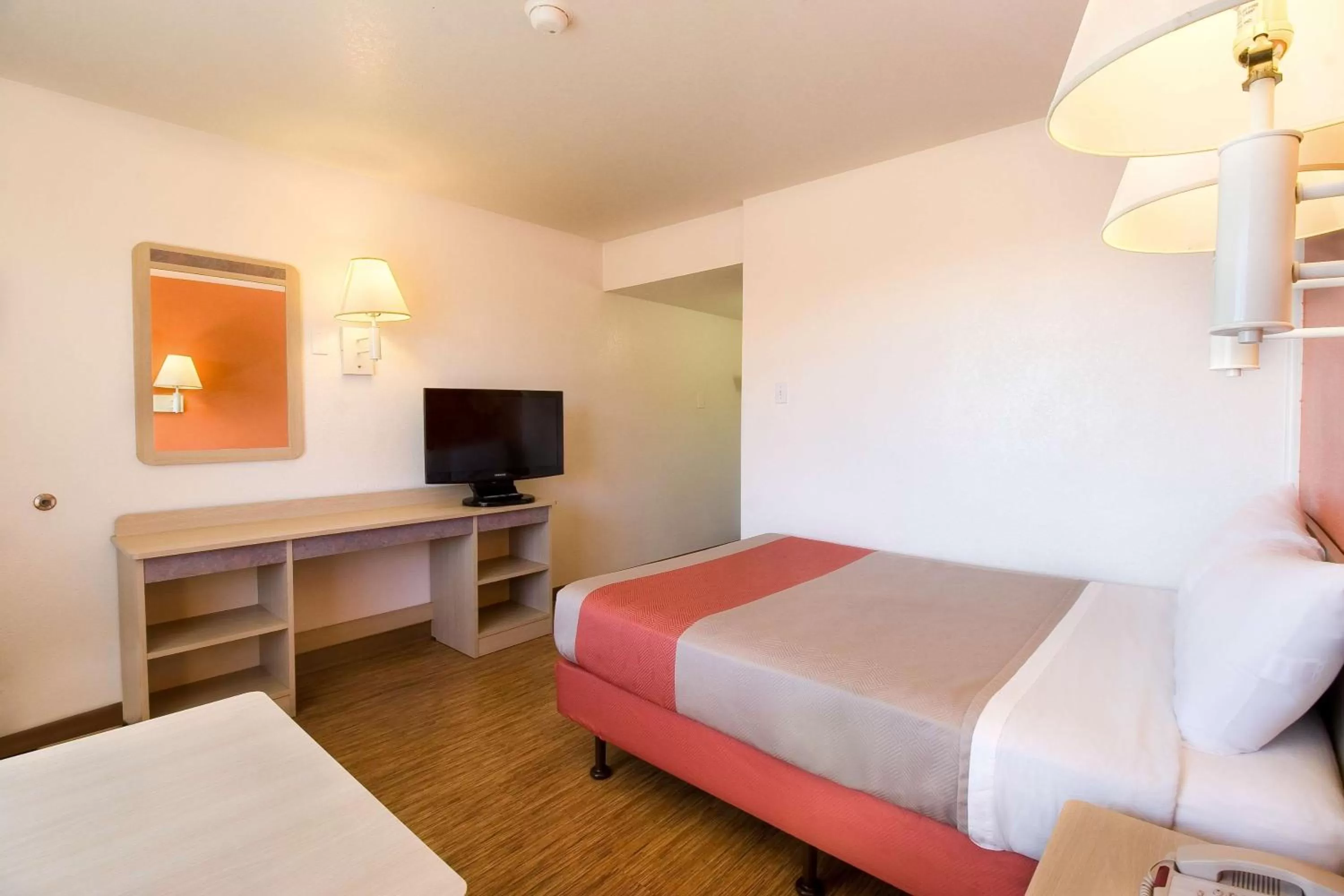 TV and multimedia, Bed in Motel 6-Pendleton, OR