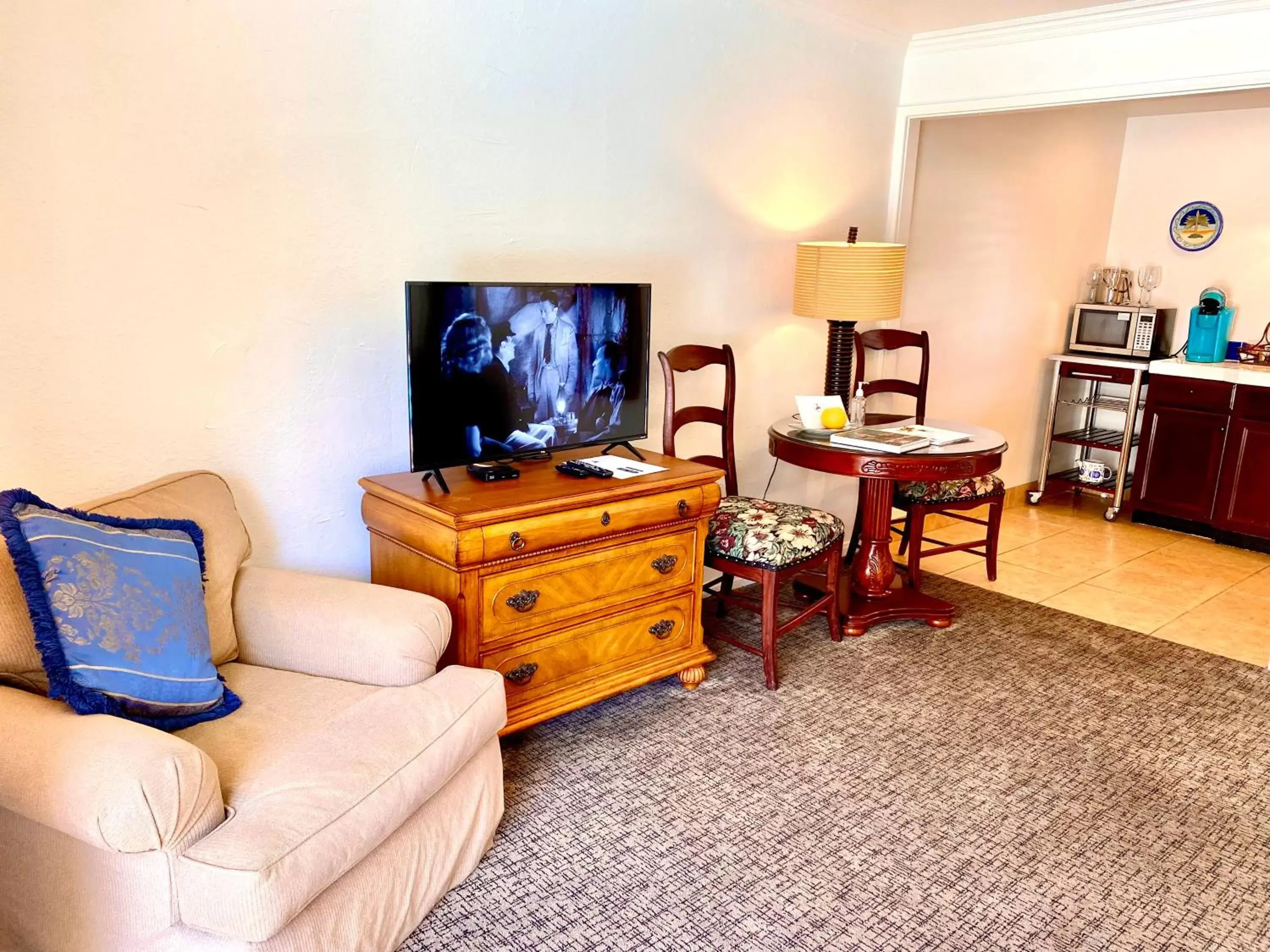 Seating area, TV/Entertainment Center in Old Ranch Inn - Adults Only 21 & Up