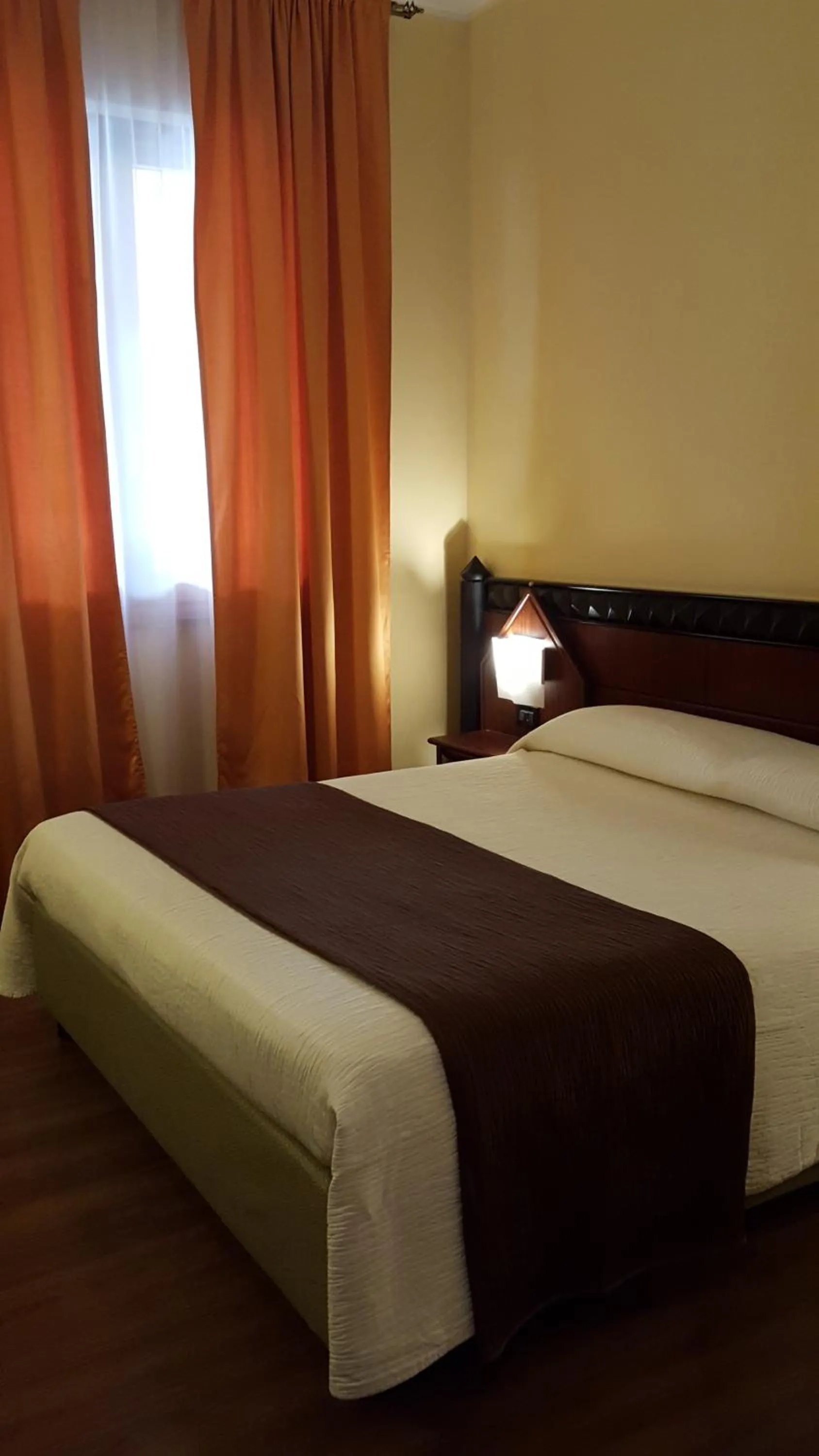 Photo of the whole room, Bed in Hotel Motel Flower