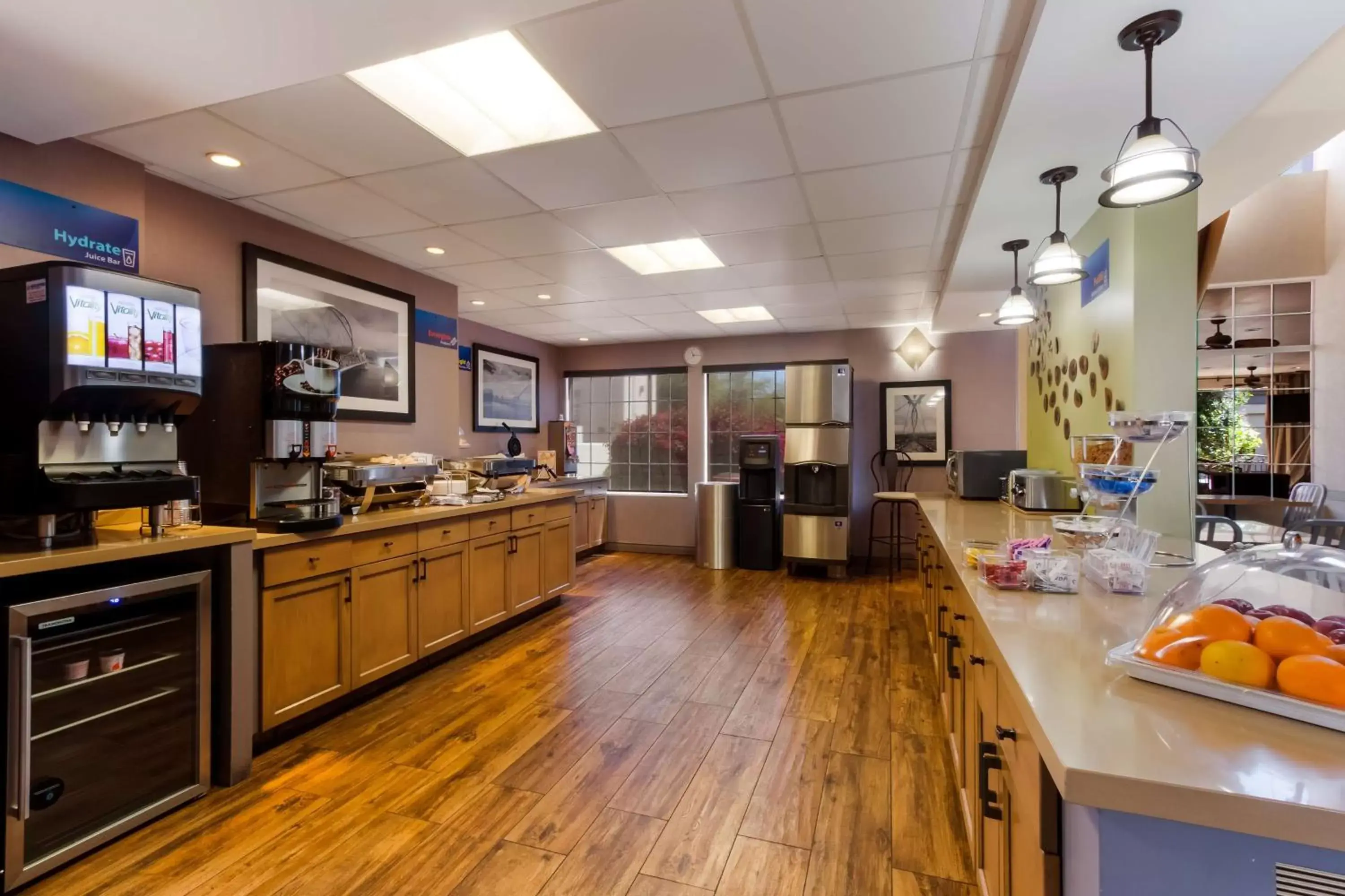 Coffee/tea facilities, Restaurant/Places to Eat in SureStay Plus Hotel by Best Western Tempe University