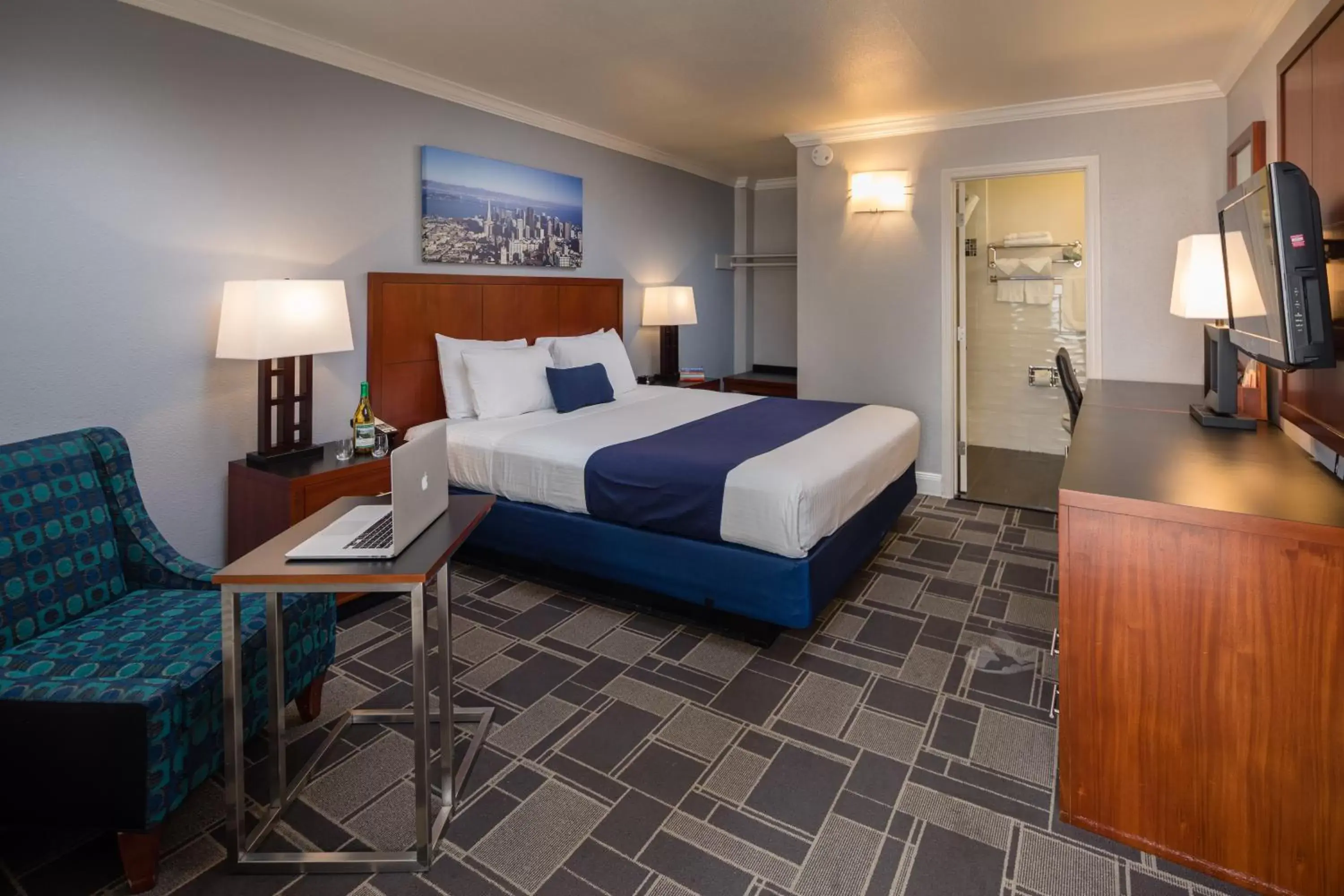 Photo of the whole room, Bed in Bay Bridge Inn San Francisco