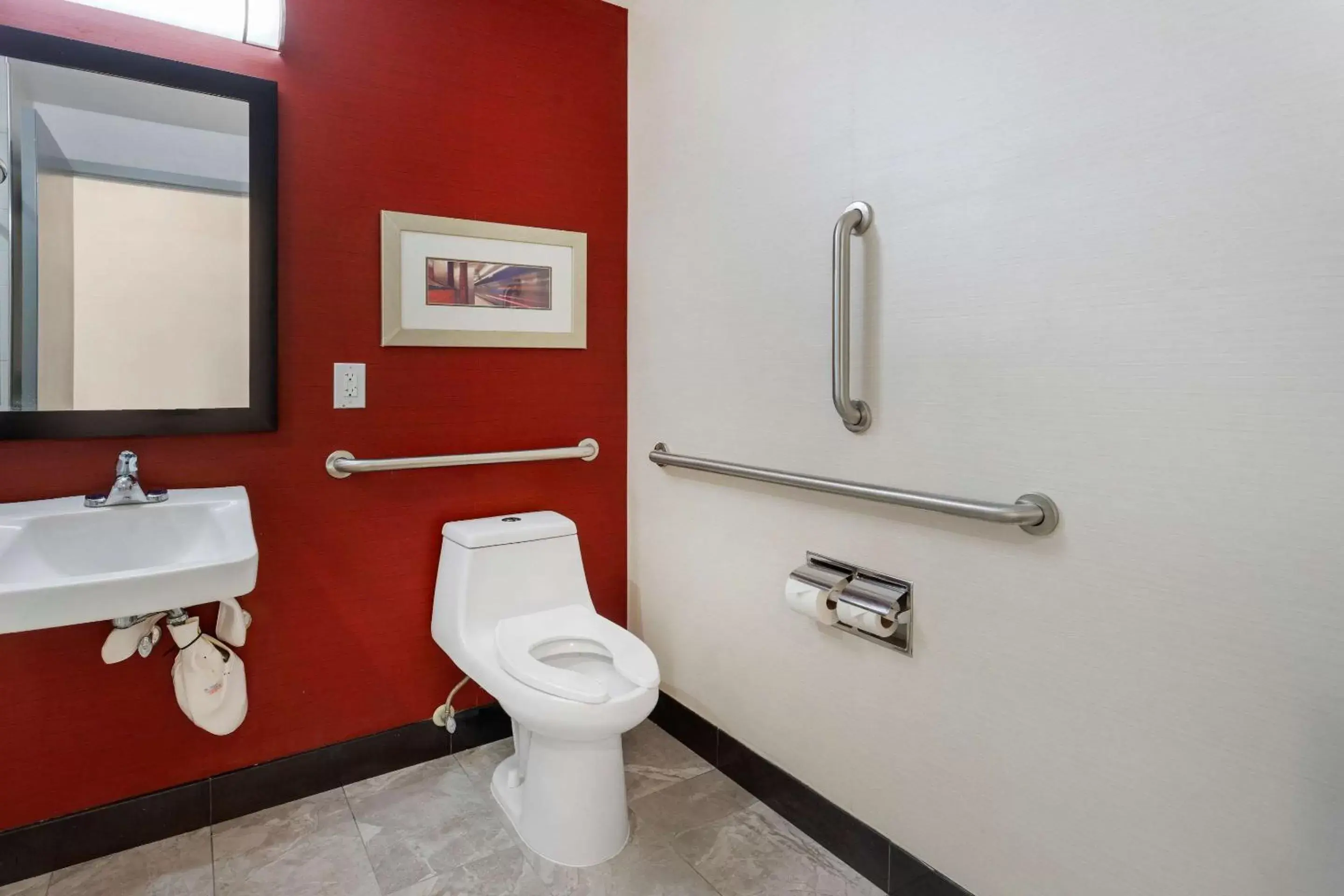 Bathroom in Comfort Inn & Suites near Stadium