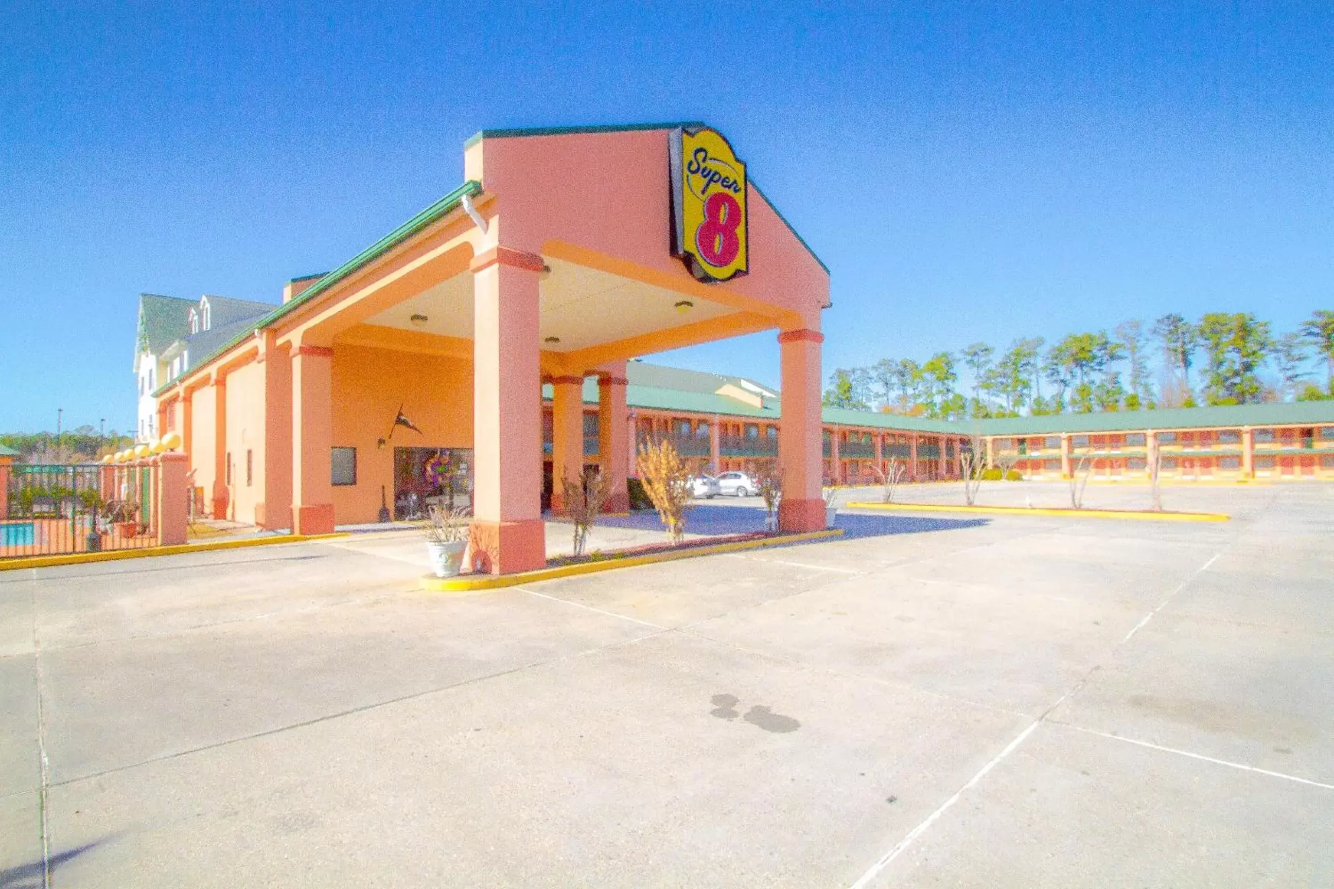 Facade/entrance in Super 8 by Wyndham Covington Facade/entrance in Super 8 by Wyndham Covington