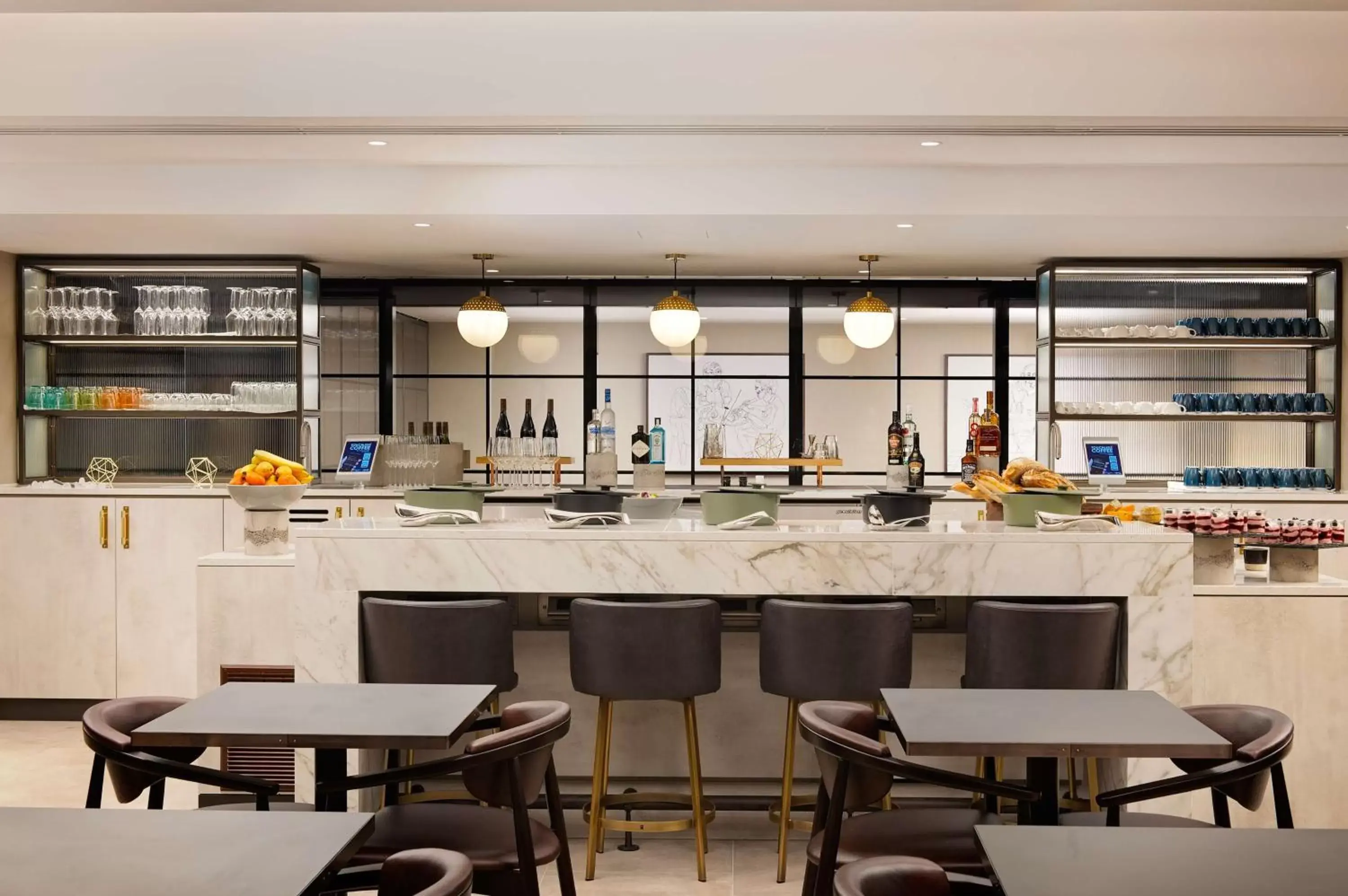 Property building, Restaurant/Places to Eat in Hilton London Metropole