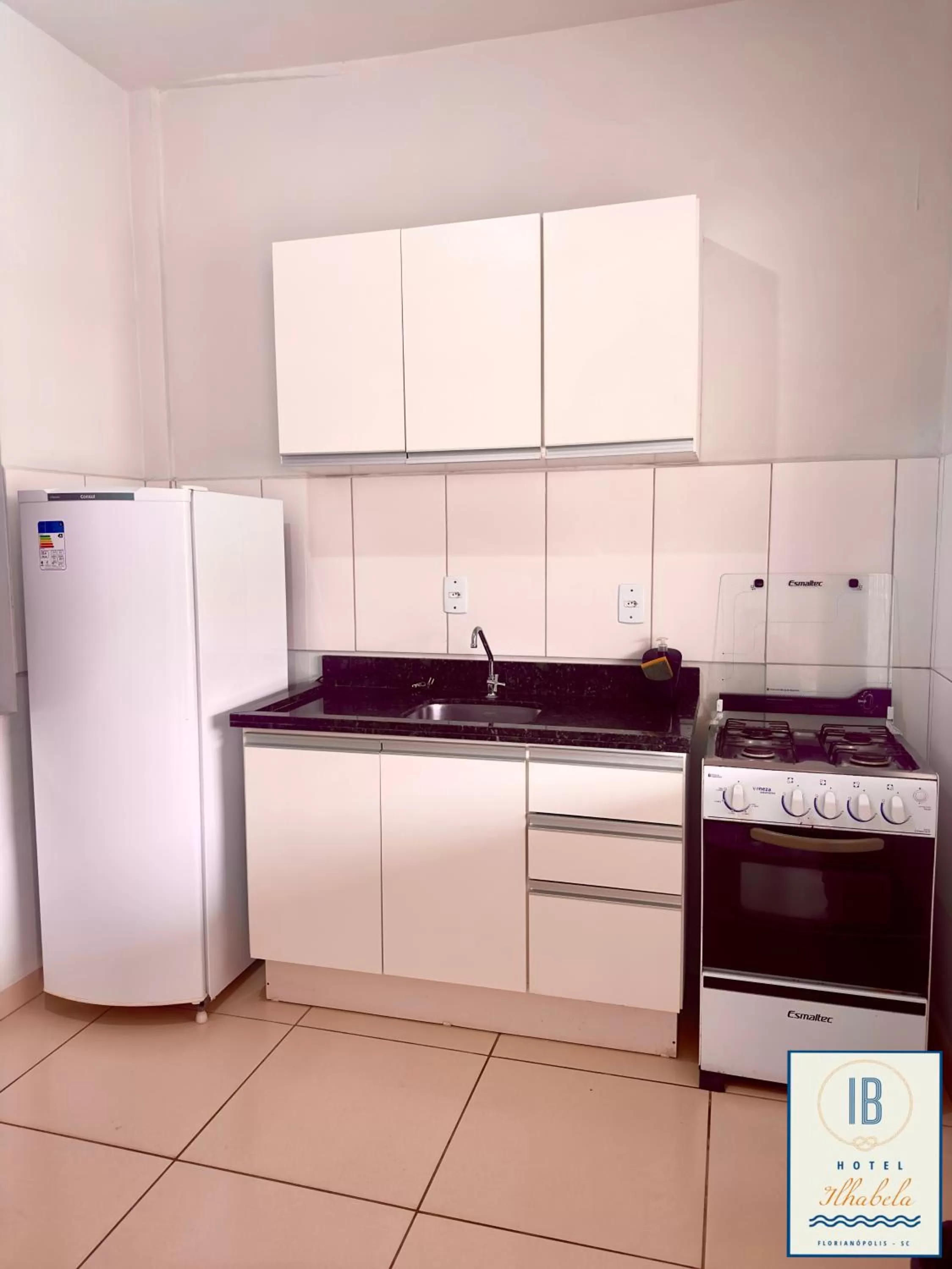 Kitchen or kitchenette in Hotel Residencial Ilhabela