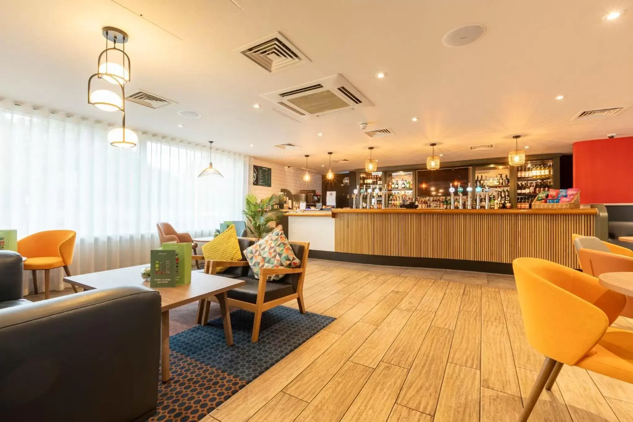 Lounge or bar, Lobby/Reception in Holiday Inn Cardiff City, an IHG Hotel