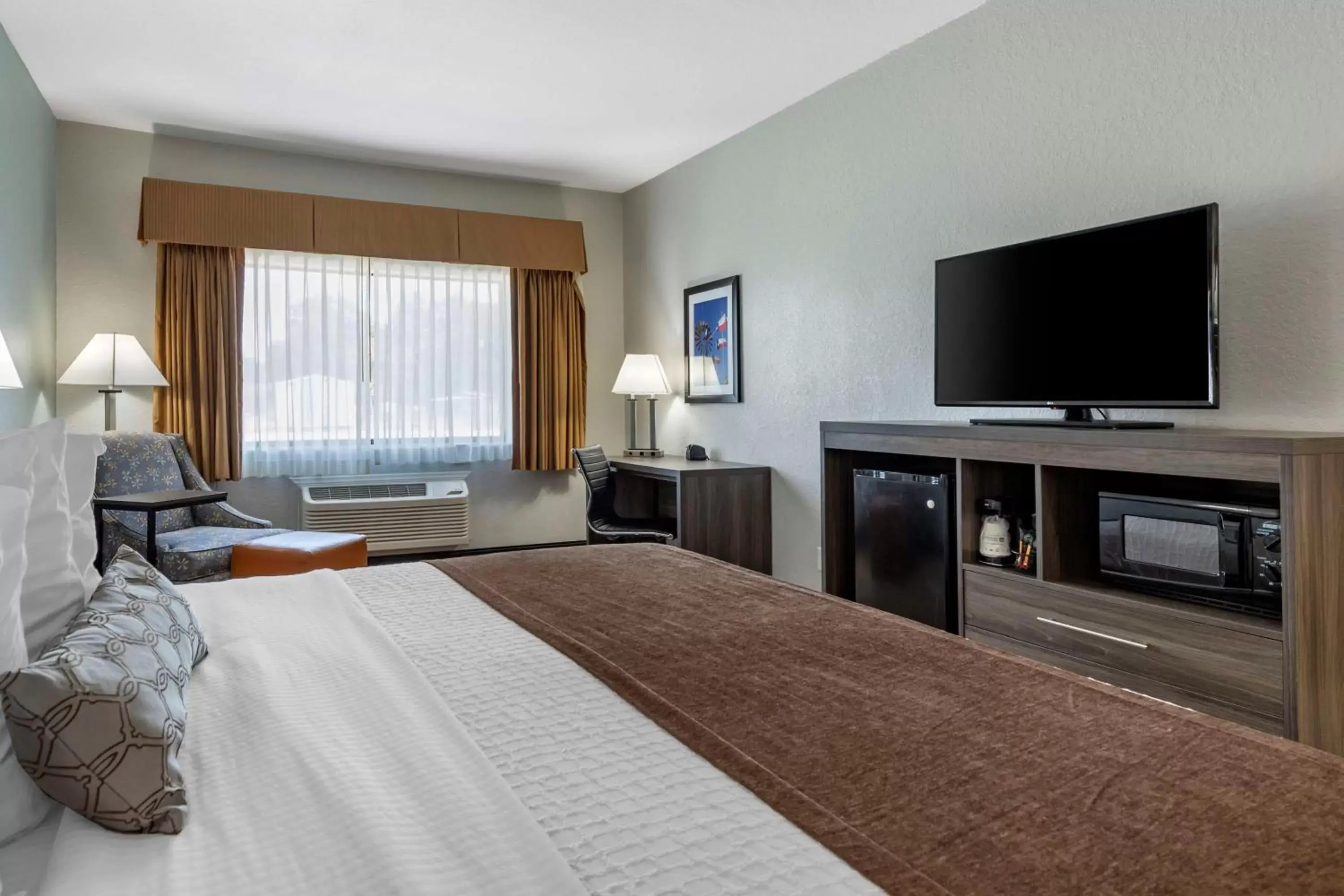 Bedroom, TV/Entertainment Center in Best Western PLUS Victoria Inn & Suites