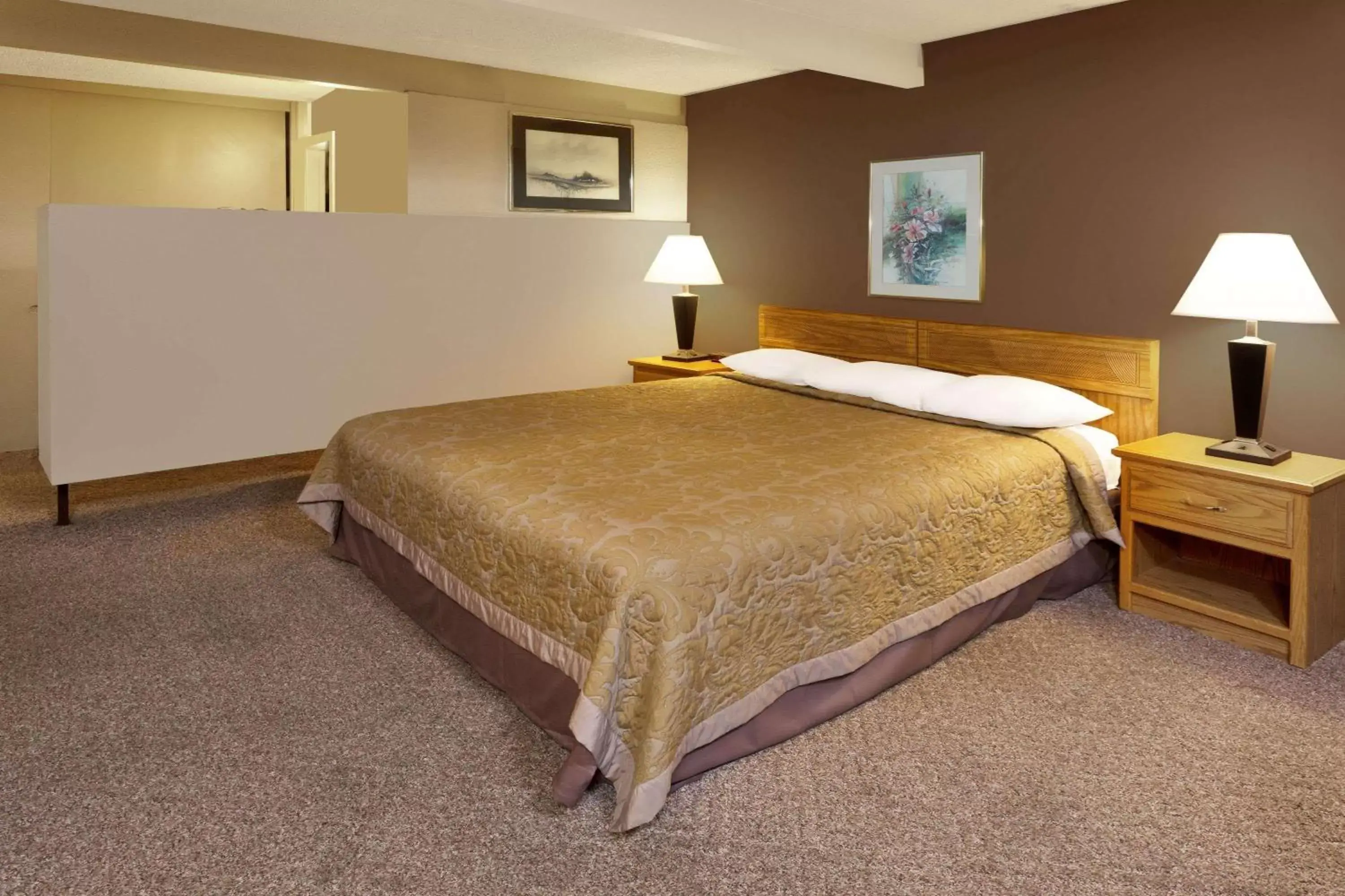 Photo of the whole room, Bed in Costa Mesa Inn - Newport Beach Area