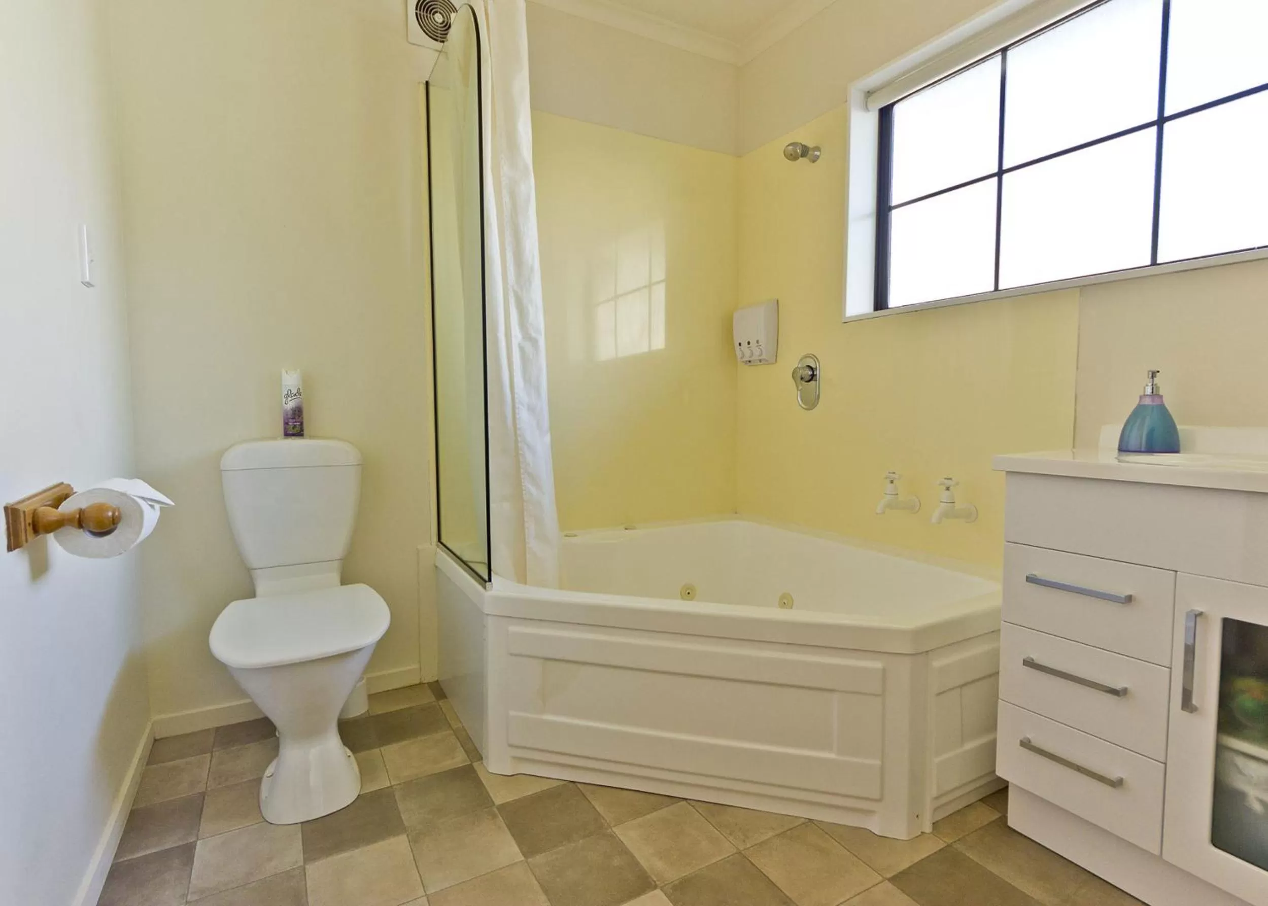 Bathroom in Arrow Motel Apartments
