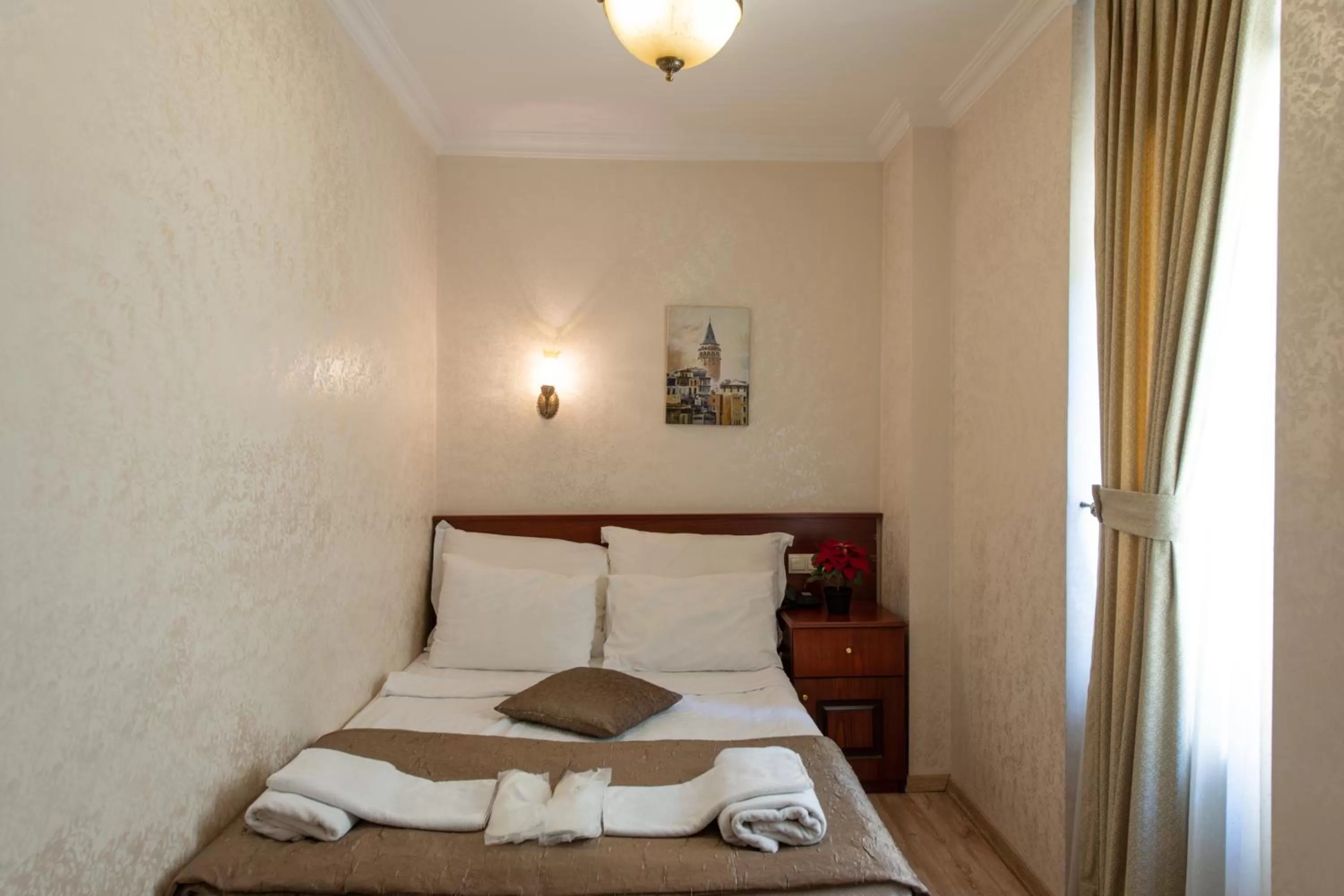 Photo of the whole room, Bed in Sultanahmet Cesme Hotel