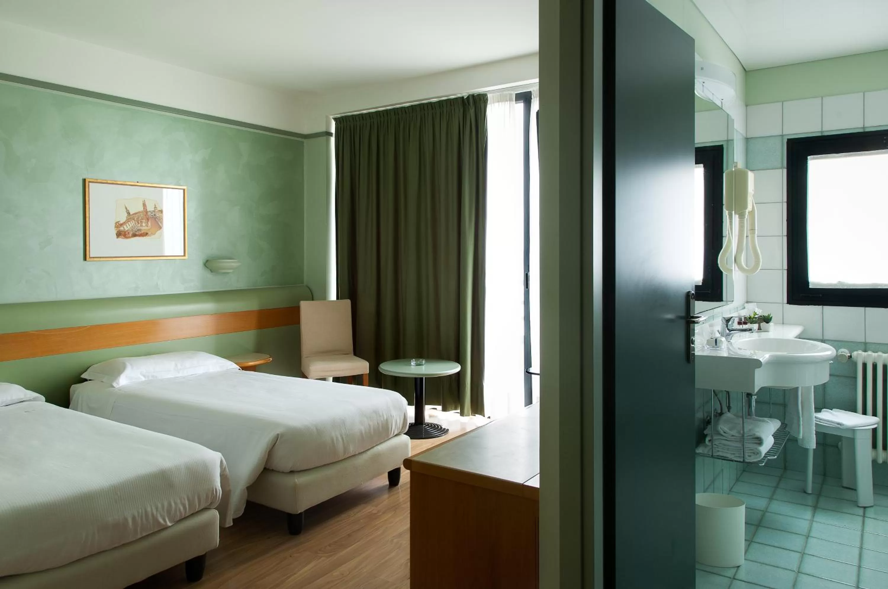 Bathroom, Bed in Hotel Leonardo da Vinci