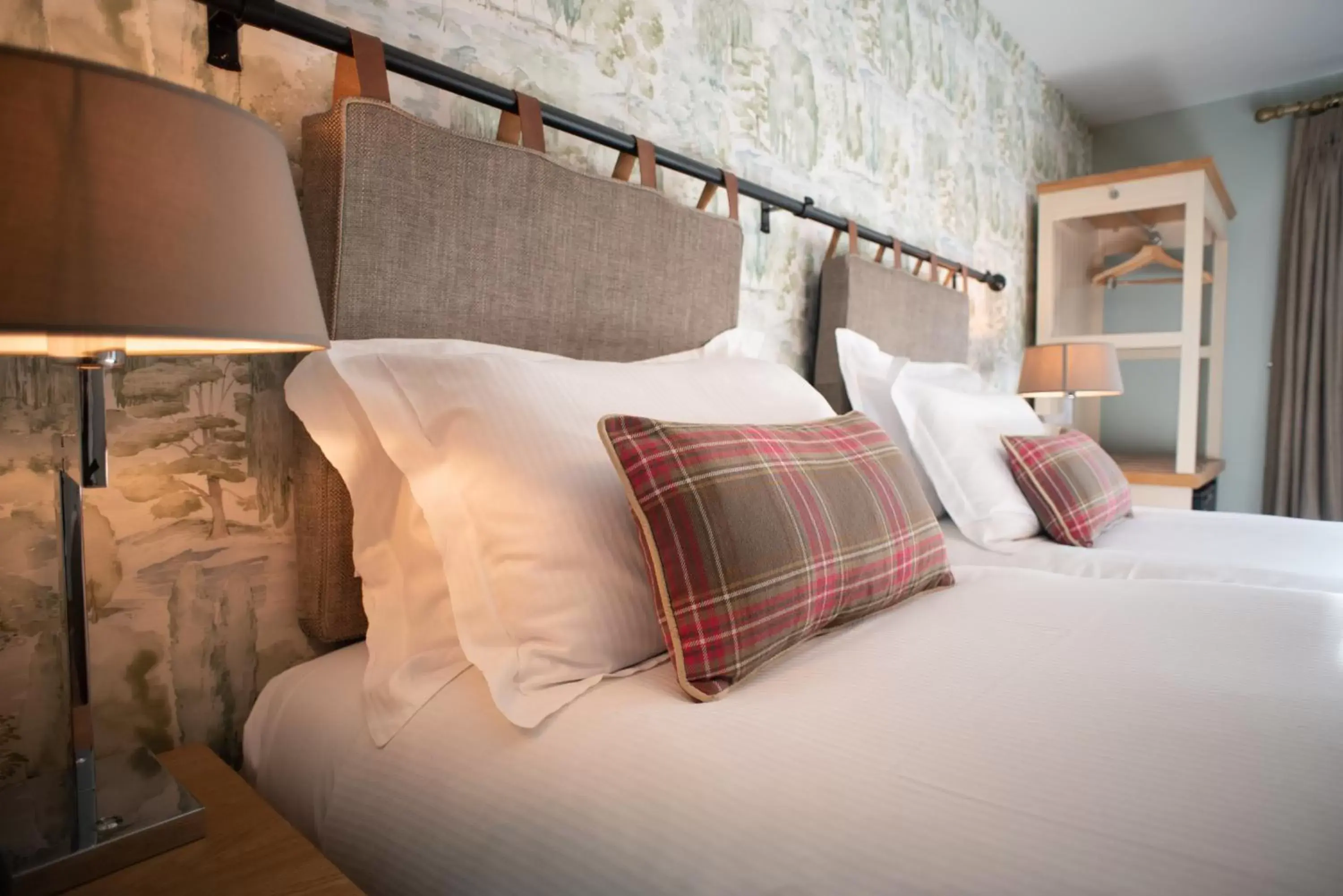Bed in Cromwell Arms Country Pub with Rooms