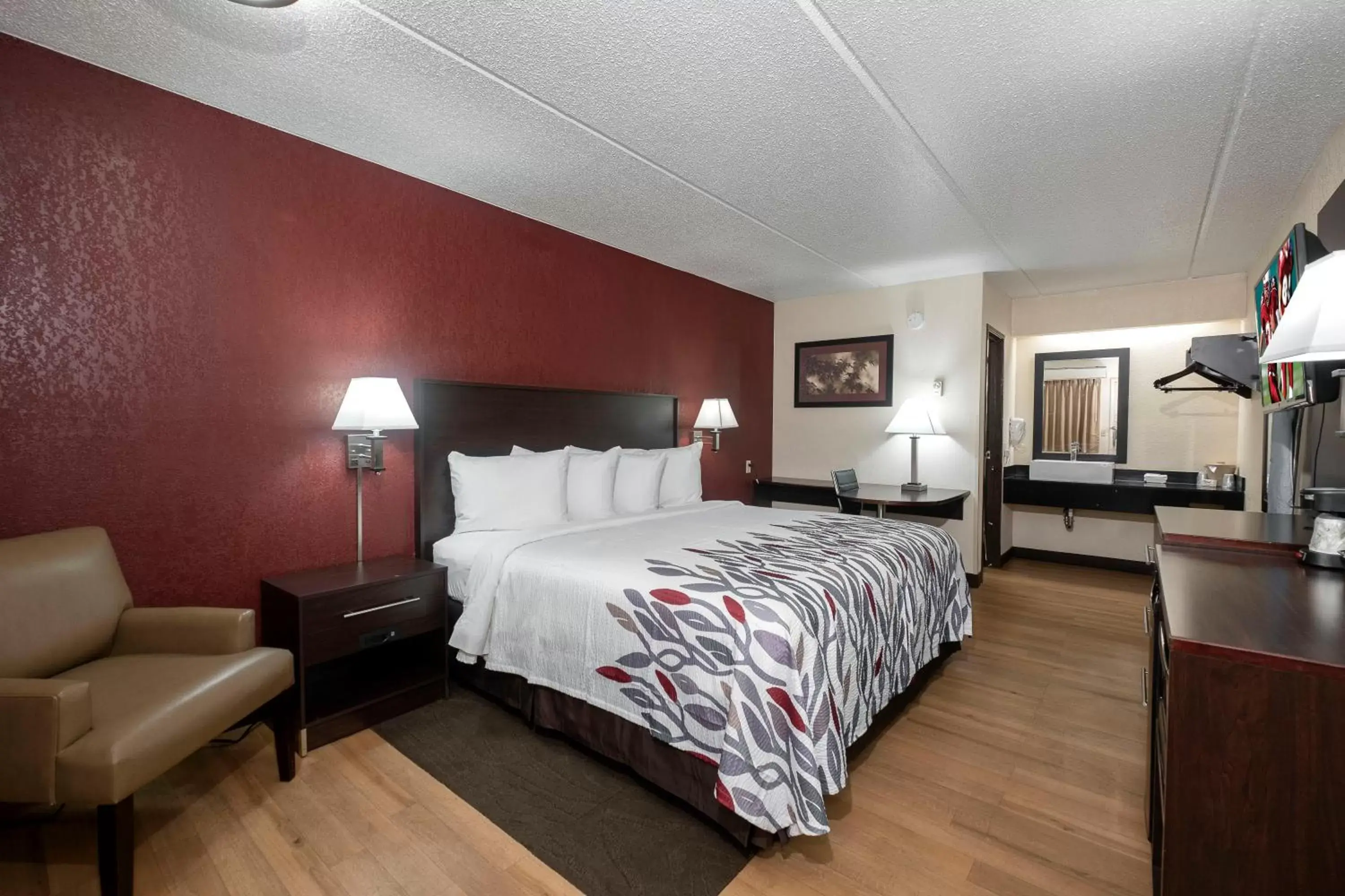 Photo of the whole room, Bed in Red Roof Inn Champaign - University