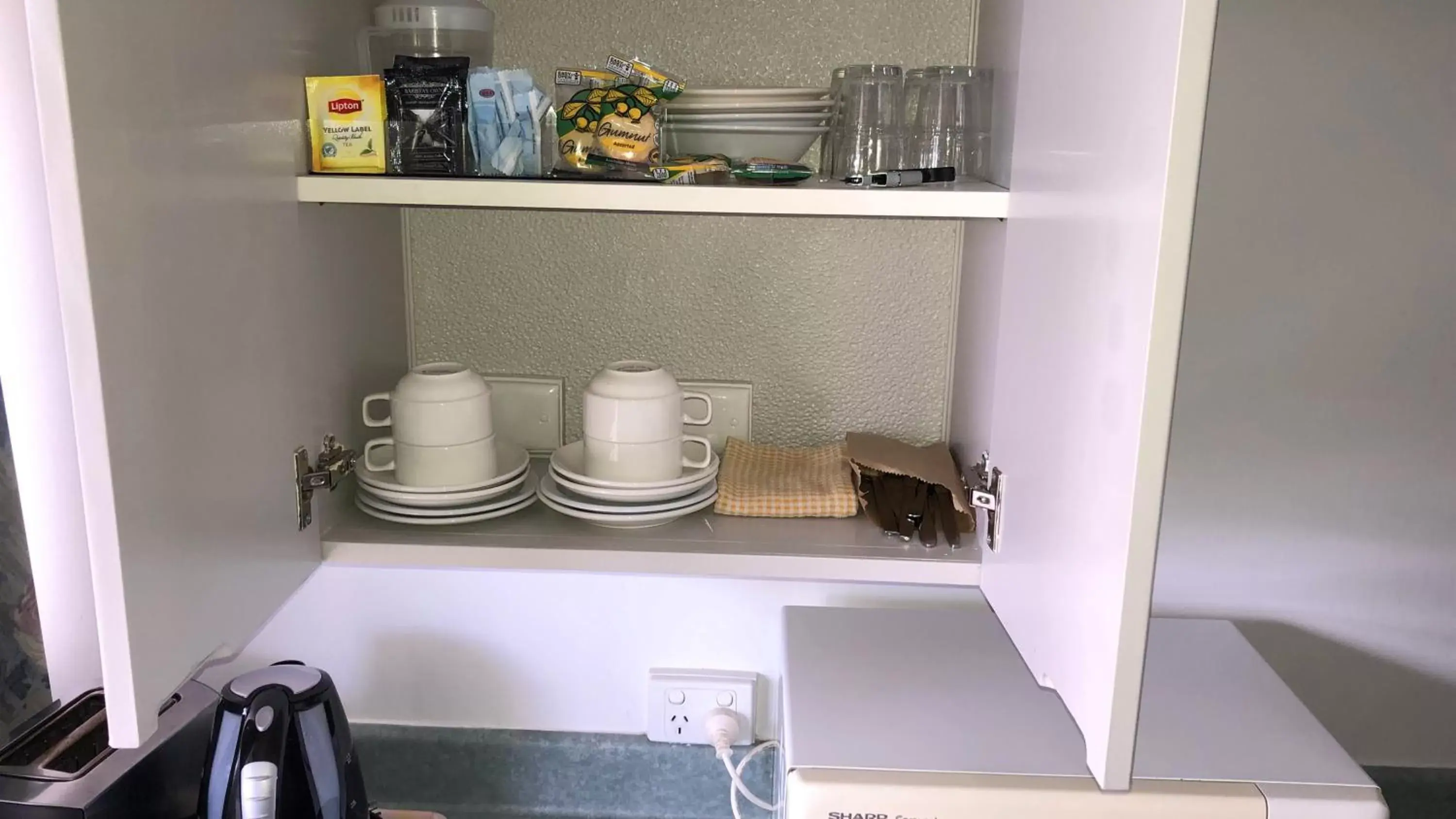 Coffee/tea facilities, Kitchen/Kitchenette in Ballarat Eureka Lodge Motel