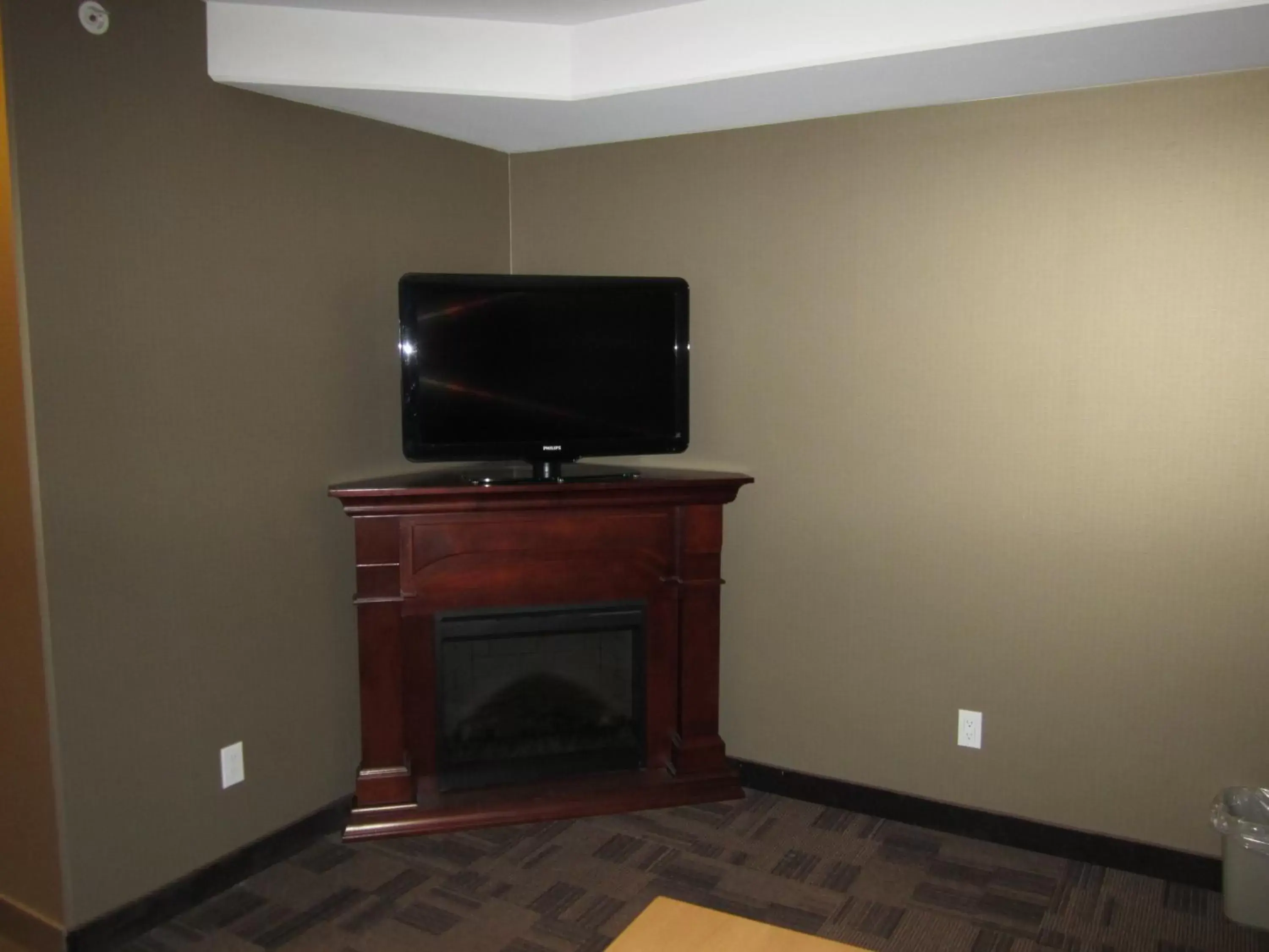 TV and multimedia, TV/Entertainment Center in Woodlands Inn & Suites